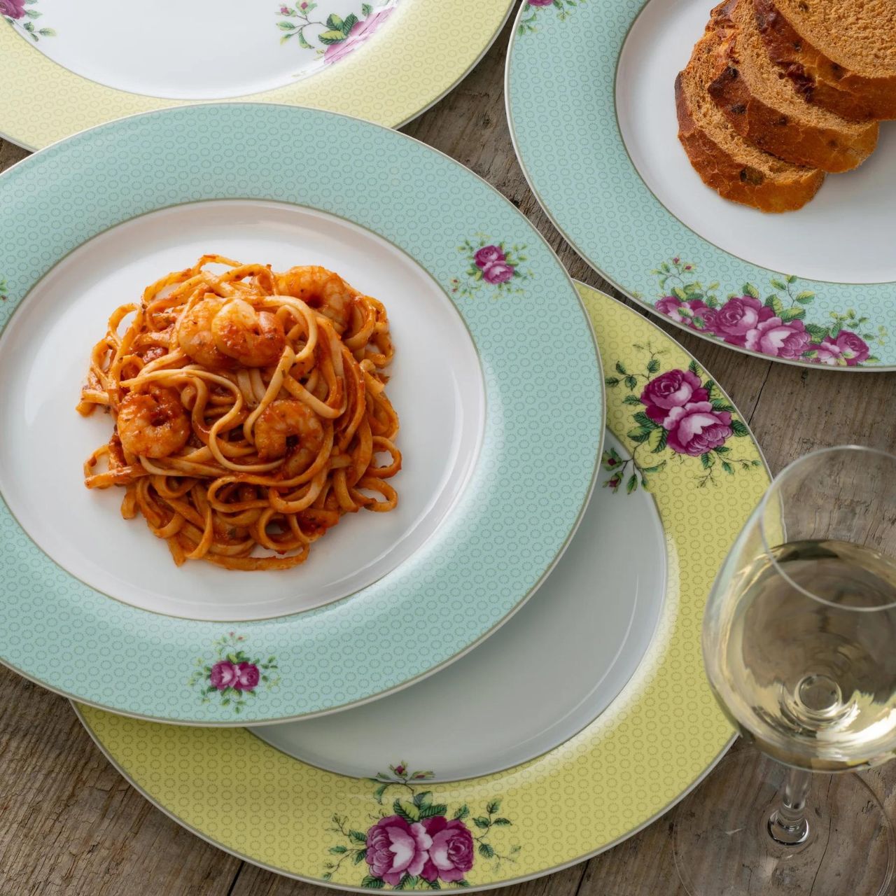 Taking inspiration from the vast archive of artwork from Aynsley's over 240 year history, the pattern has been re-imagined with contemporary sensibilities. These Archive Rose Dinner Plates are timeless and classic perfect for any occasion.