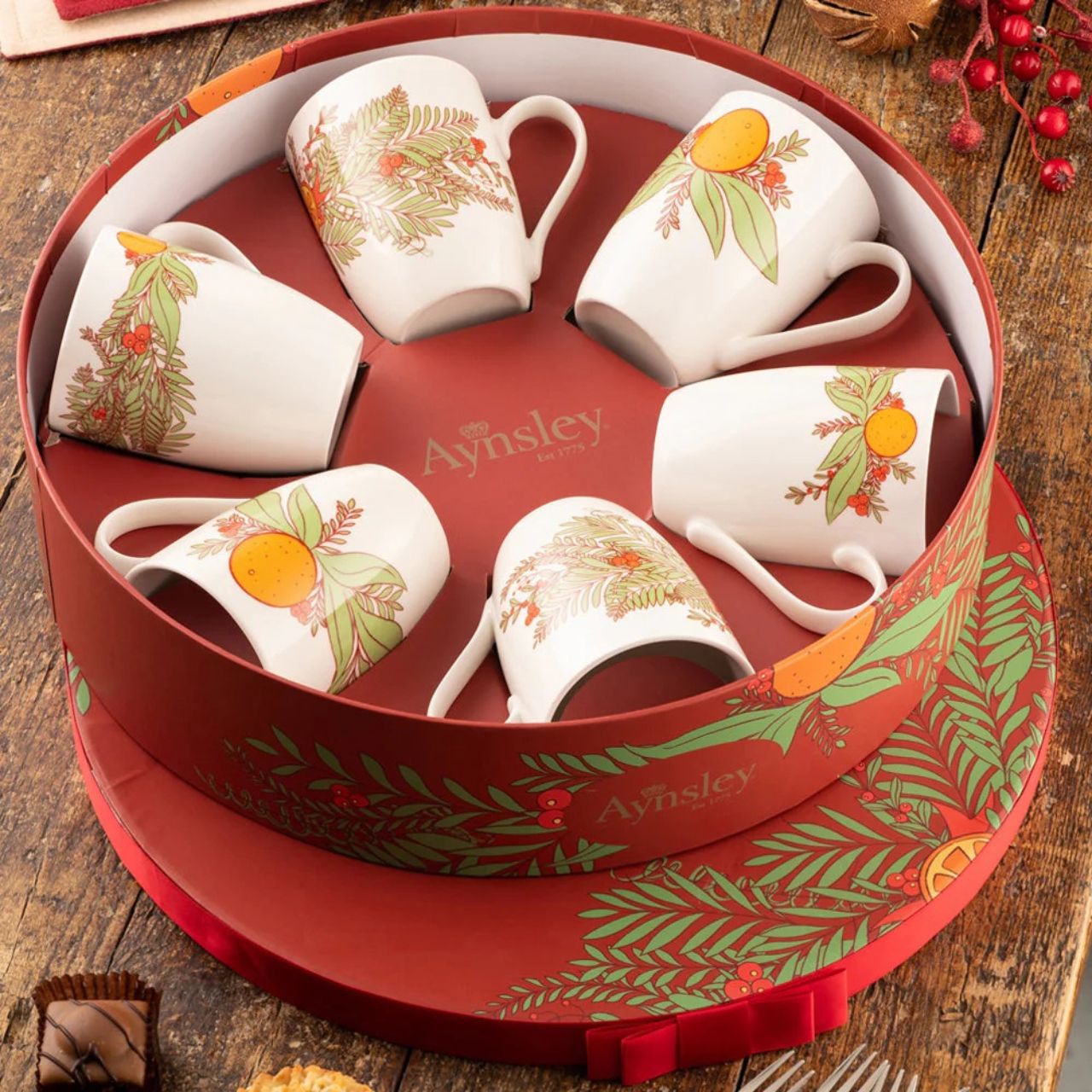 Christmas wreath tableware is a contemporary christmas pattern, featuring the motifs of christmas garlands and wreaths as a familiar and cosy reminder of the holiday season.