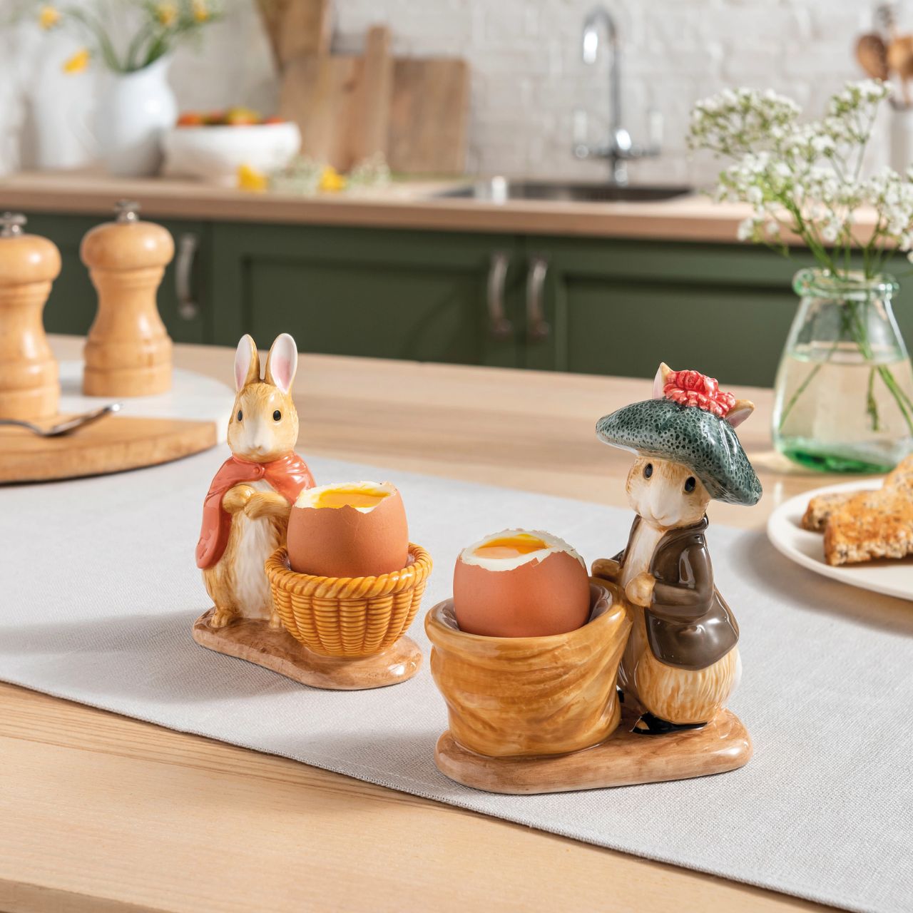 Serve your morning eggs in style with our unique and charming Jemima Puddle-duck egg cup, because regular egg cups aren't all they're cracked up to be... This beautiful Beatrix Potter egg cup has been made from sturdy ceramic and makes the ideal? Collector's piece or gift. 