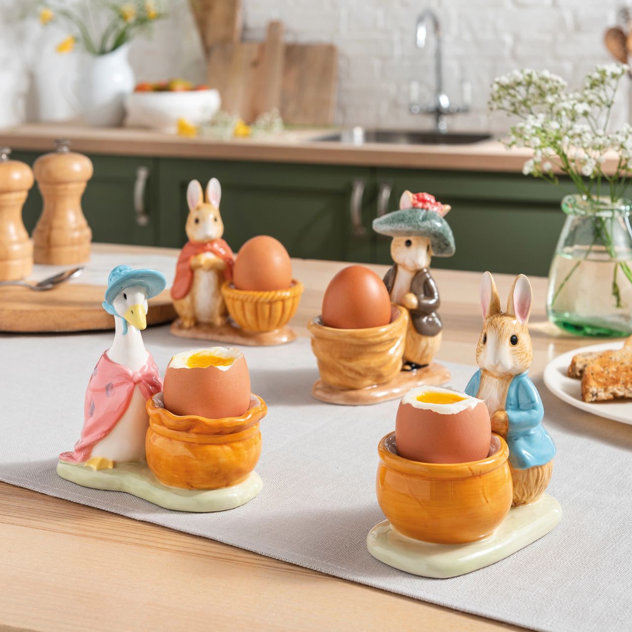 Serve your morning eggs in style with our unique and charming Jemima Puddle-duck egg cup, because regular egg cups aren't all they're cracked up to be... This beautiful Beatrix Potter egg cup has been made from sturdy ceramic and makes the ideal? Collector's piece or gift. 