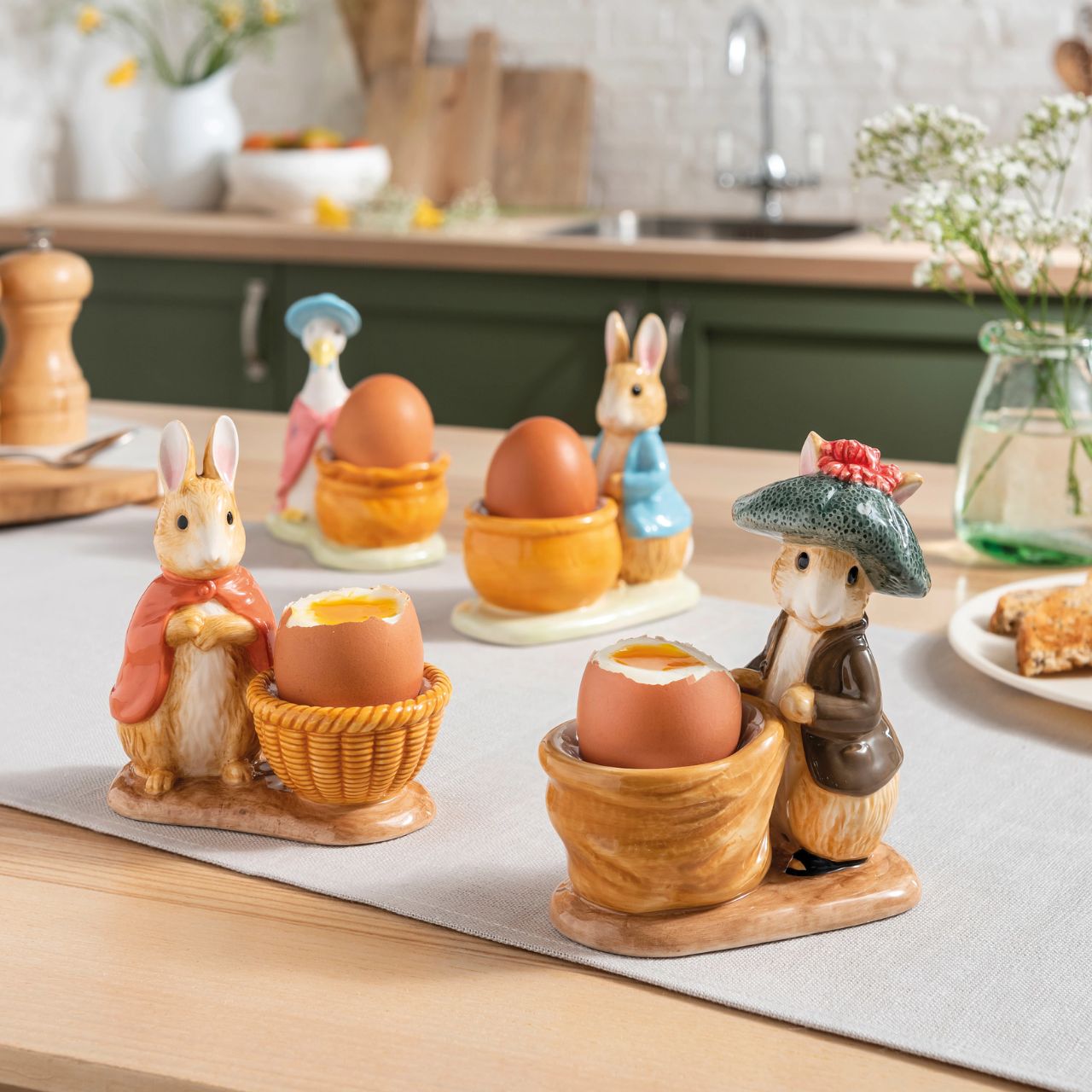 Serve your morning eggs in style with our unique and charming Jemima Puddle-duck egg cup, because regular egg cups aren't all they're cracked up to be... This beautiful Beatrix Potter egg cup has been made from sturdy ceramic and makes the ideal? Collector's piece or gift. 