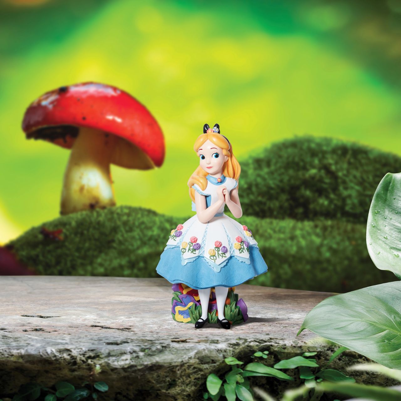 Celebrate Alice in Wonderland with Alice as she's never been seen before. Part of the Disney Showcase collection, Alice is the talk of Wonderland in her fashion-forward tea party dress. Her dress includes linen textures, iridescent paints, and sculpted 3D flowers to complete the look.