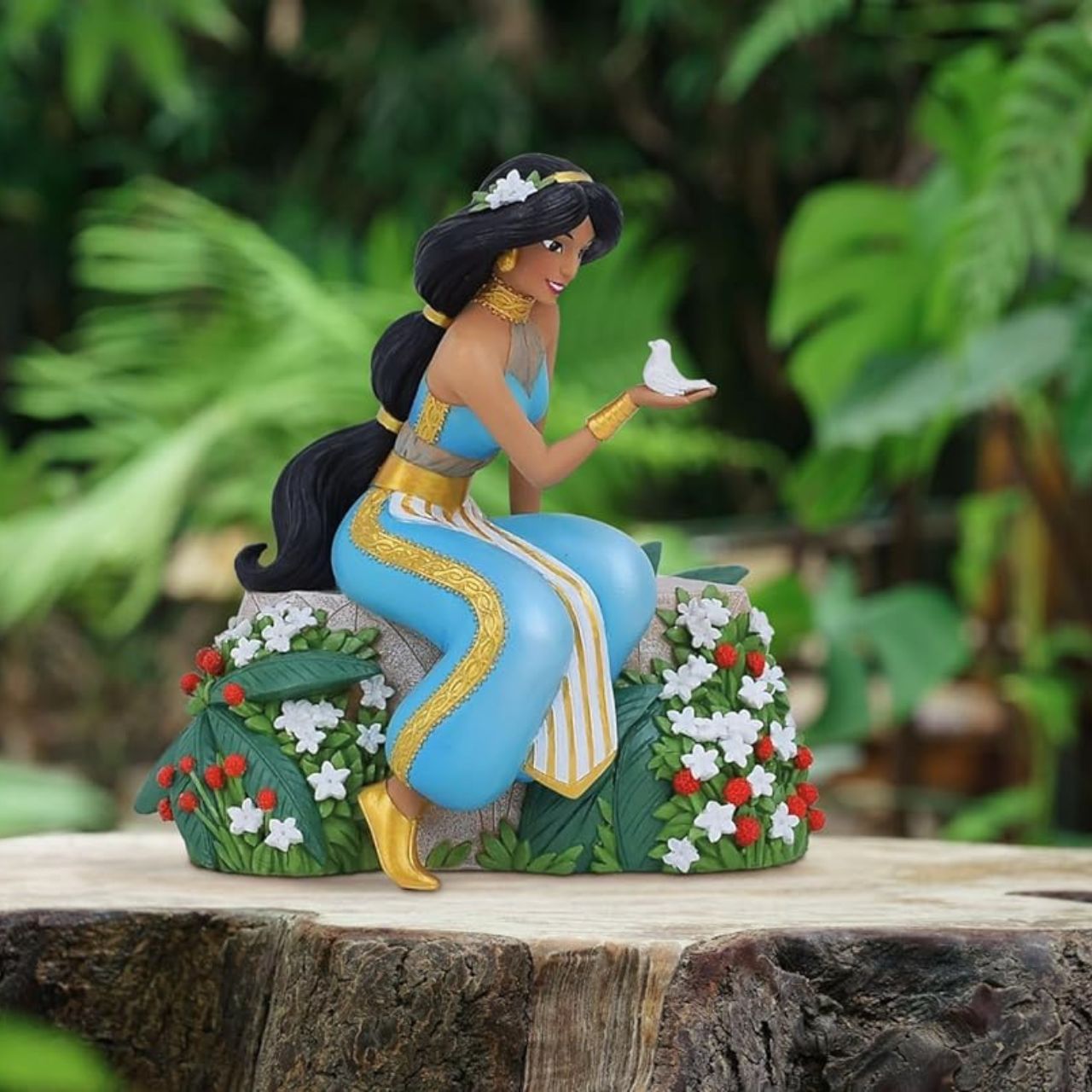 The spirited sultan's daughter Jasmine joins the rest of the iconic princesses in the Disney Showcase Botanical range. Sitting on a bed of flowers and cradling a bird in her hand, Aladdin's iconic female couldn't look more at home in this eye-catching sculpted piece.