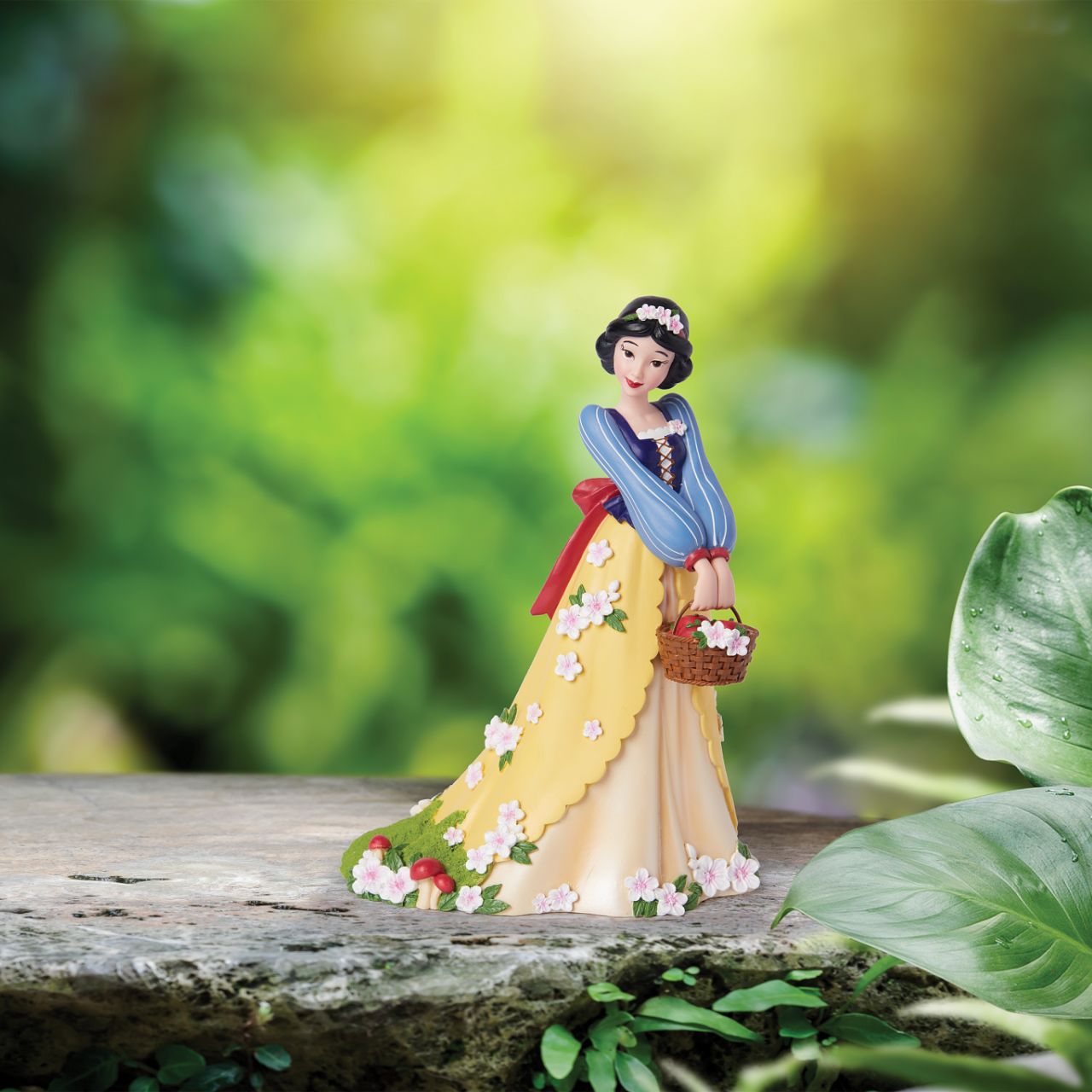 Part of the Disney Showcase Botanical collection, the Botanical Snow White figurine sees Disney's iconic princess in her trademark blue and yellow dress adorned with delicate white flowers and toadstools on the base.