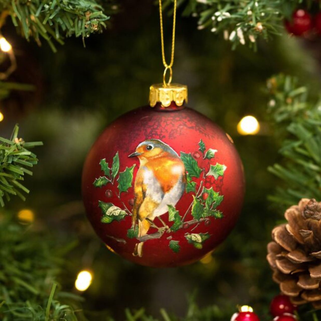 This Gisela Graham Christmas Baubles is perfect for your festive holiday décor. Featuring an Antique Red glaze and a beautiful painted Robin design, these classic decorations will bring a subtle elegance to your tree this season.