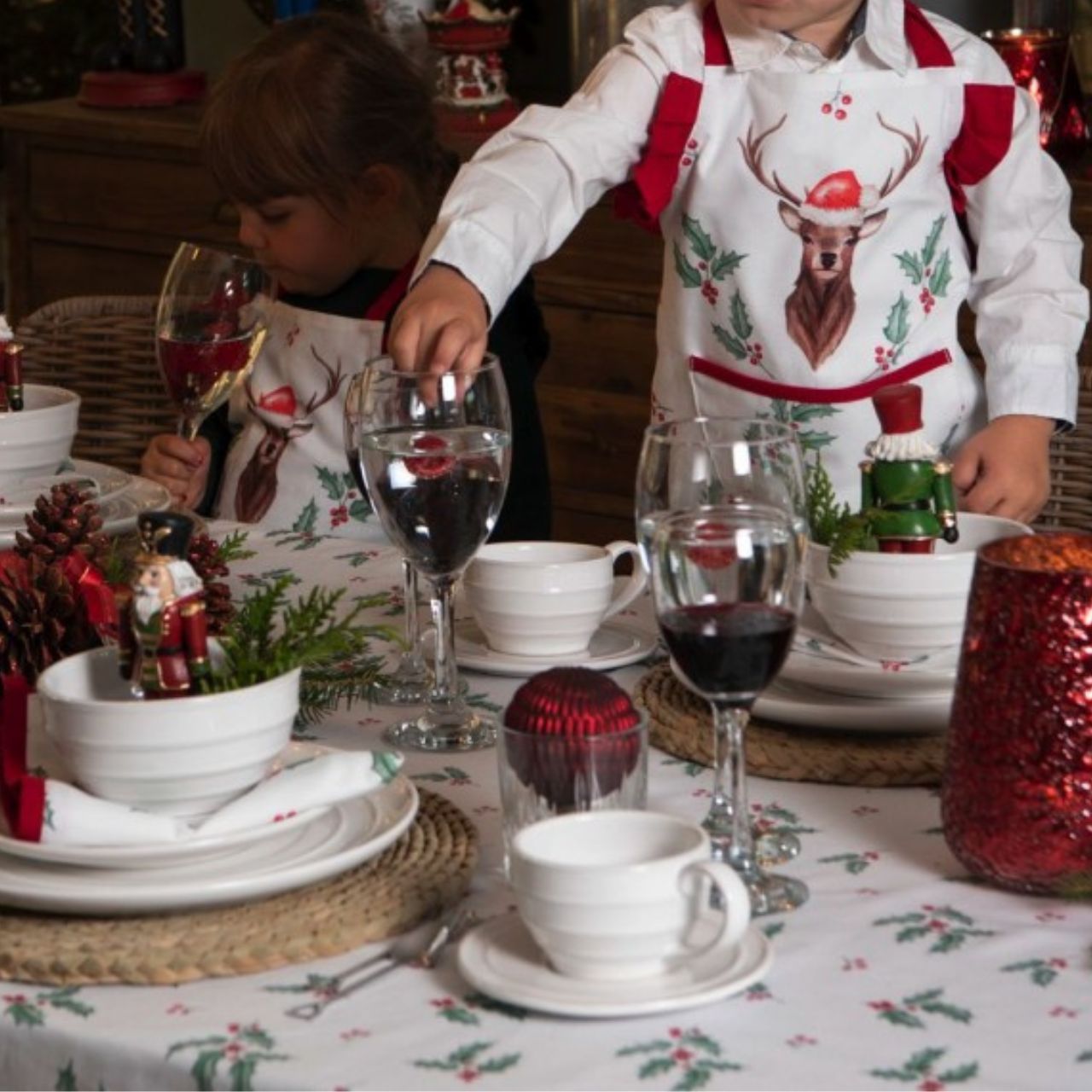 This is traditional Christmas at its best! This beautifully framed with decorative holly with red berries. When we think of Christmas we think of deep green and bright red. In this theme, these colours come to the fore and form a textile series that offers all the ingredients for an attractively set table.