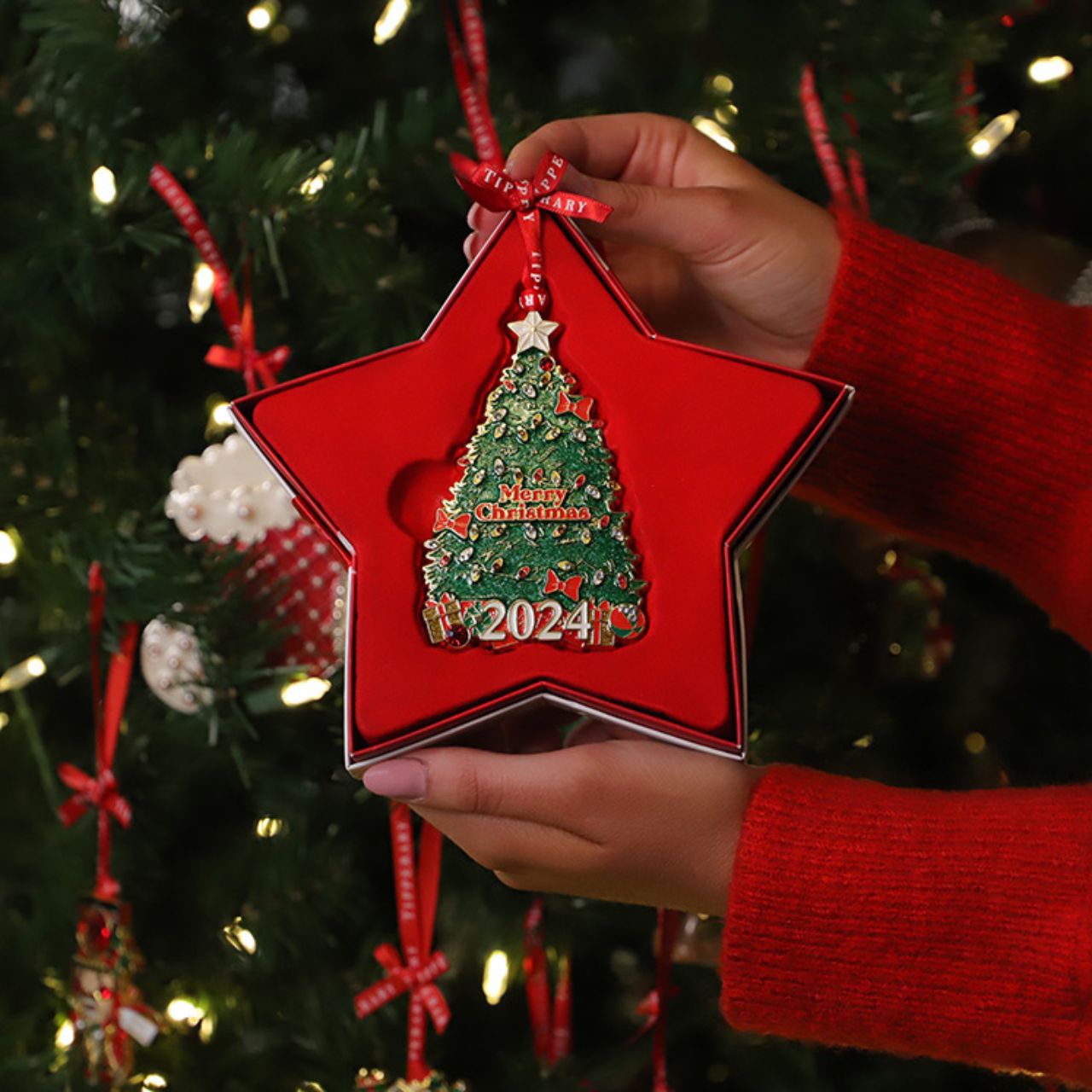 Make magical memories in 2024 with our stunning Sparkle Christmas Tree Decoration! This exquisite ornament features a captivating blend of shimmering metallics and radiant glitter, designed to brighten your holiday celebrations and bring joy to your home.