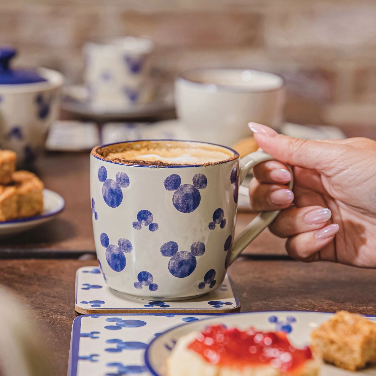 Escape and unwind with these Disney Mono Mugs featuring the True Original, Mickey Mouse. With a set of two designs Tea-time couldn't be more magical. These stoneware mugs are dishwasher safe, have a capacity of 300ml and are presented in a branded kraft giftbox.