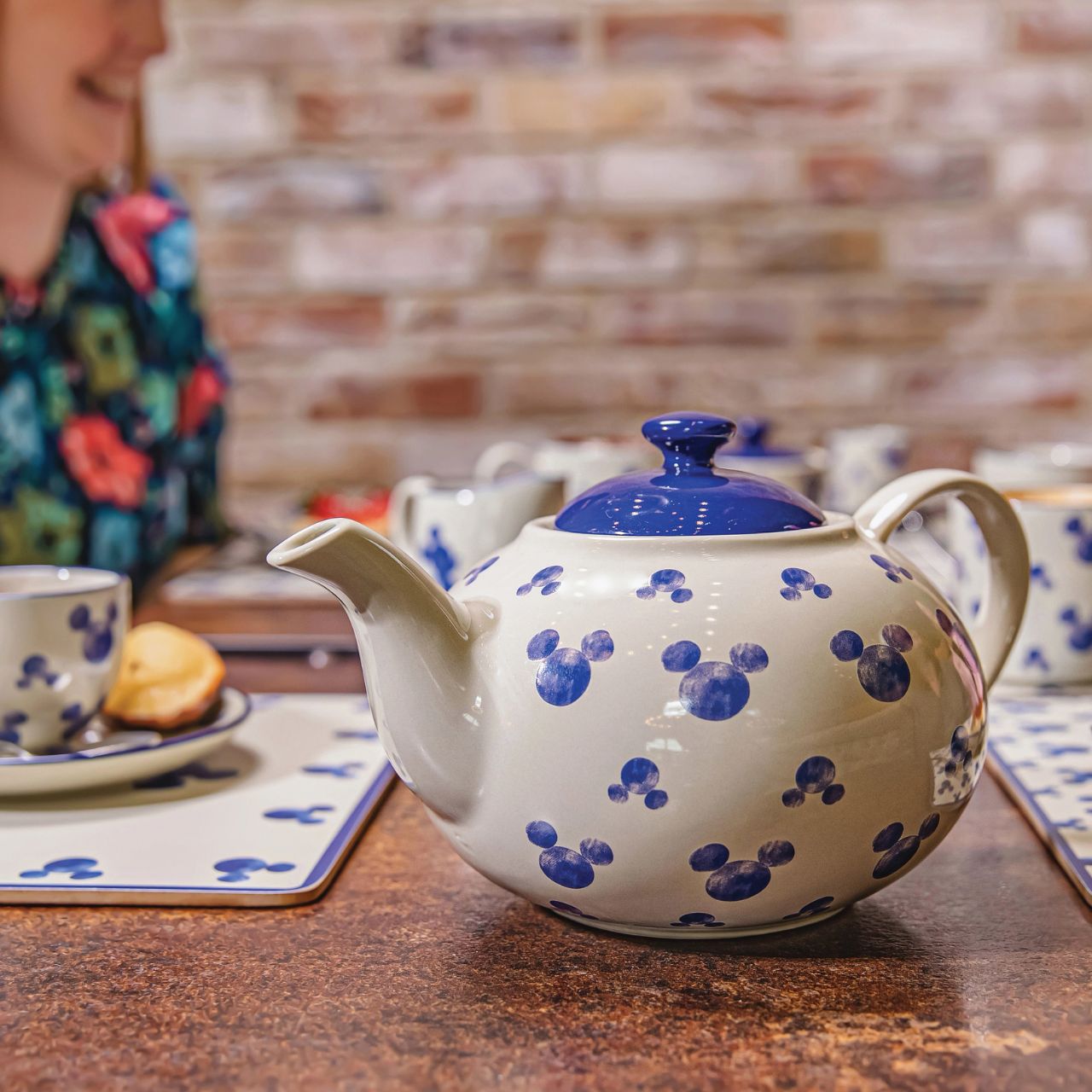 Bring the magic and wonder of Disney to your everyday living with our brand-new Disney Home collection. This stunning Mickey Mouse teapot will add fun and joy to any afternoon tea setting. This stoneware teapot has a capacity of 1250ml and is hand wash only.