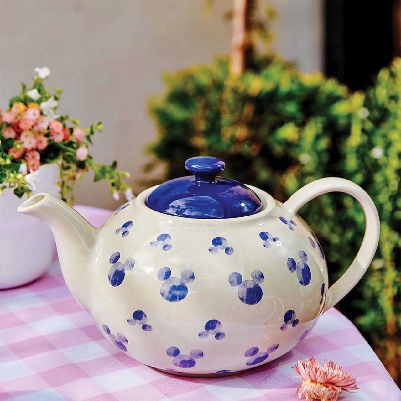 Bring the magic and wonder of Disney to your everyday living with our brand-new Disney Home collection. This stunning Mickey Mouse teapot will add fun and joy to any afternoon tea setting. This stoneware teapot has a capacity of 1250ml and is hand wash only.