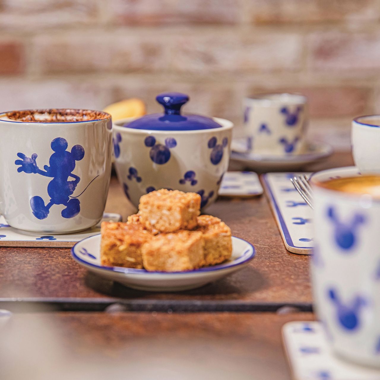 This lidded stoneware sugar bowl is the perfect magical addition to any afternoon tea setting or even just to add some wonder to your kitchen. Designed to sit perfectly alongside the Disney Mono cream jug. 