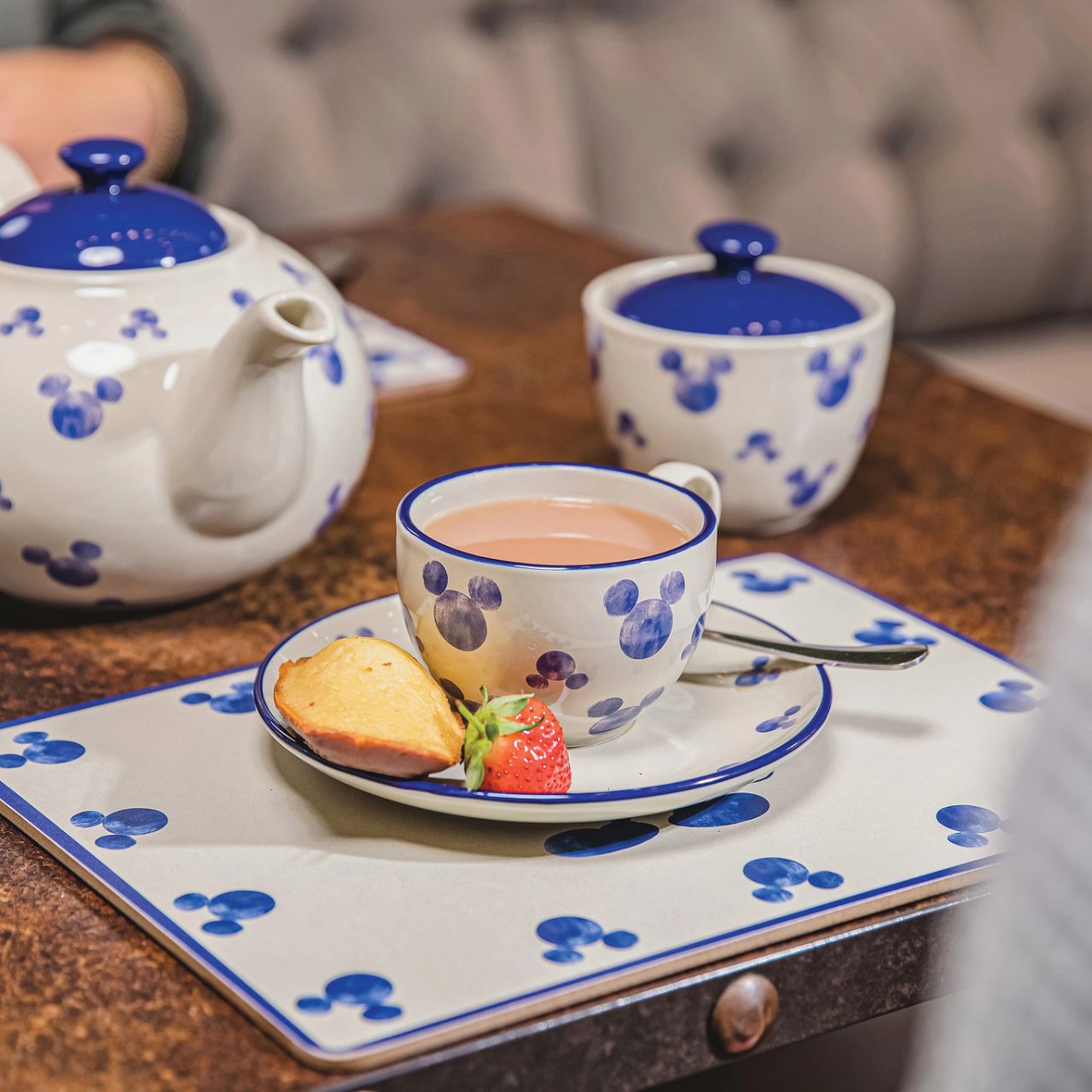 This lidded stoneware sugar bowl is the perfect magical addition to any afternoon tea setting or even just to add some wonder to your kitchen. Designed to sit perfectly alongside the Disney Mono cream jug. 