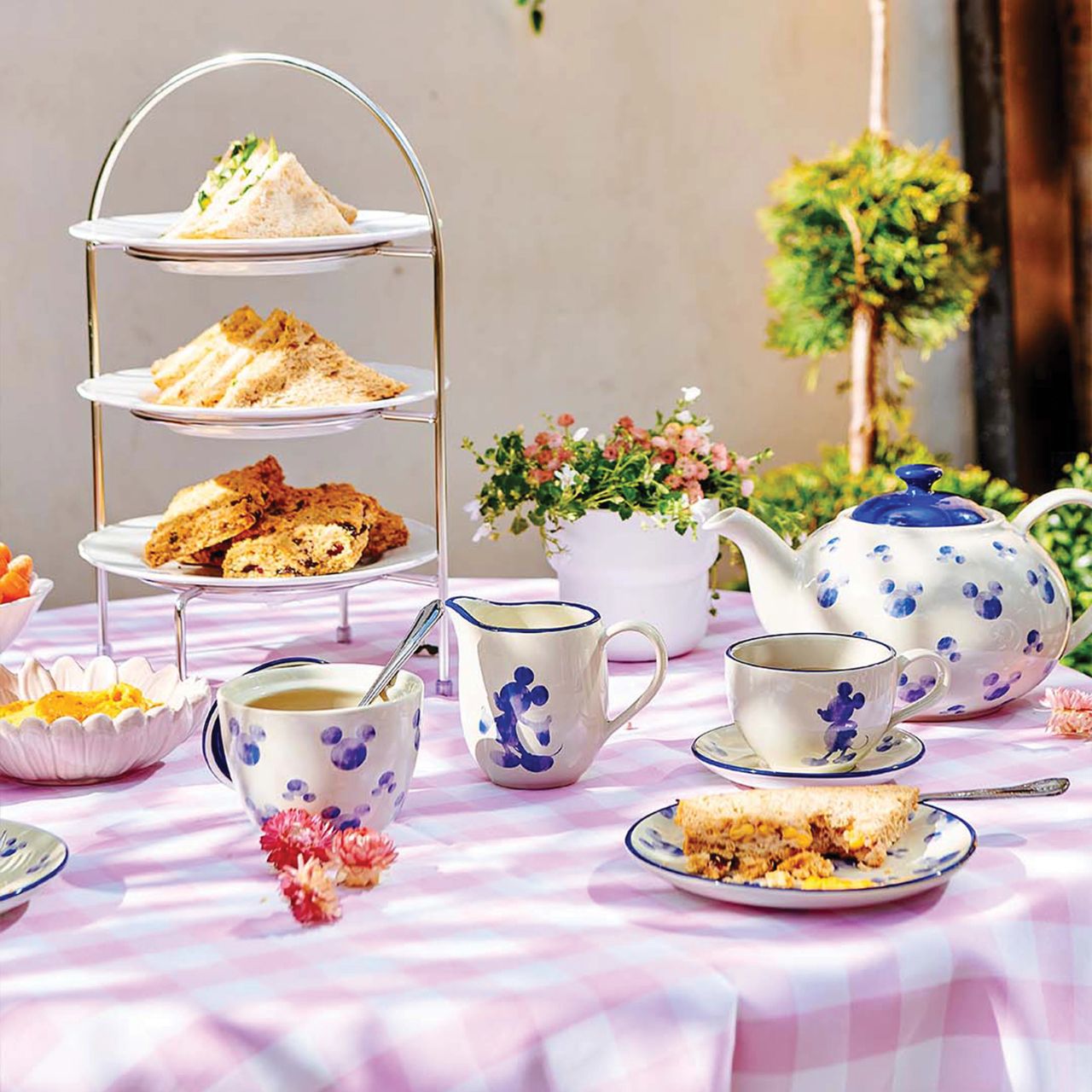 This lidded stoneware sugar bowl is the perfect magical addition to any afternoon tea setting or even just to add some wonder to your kitchen. Designed to sit perfectly alongside the Disney Mono cream jug. 