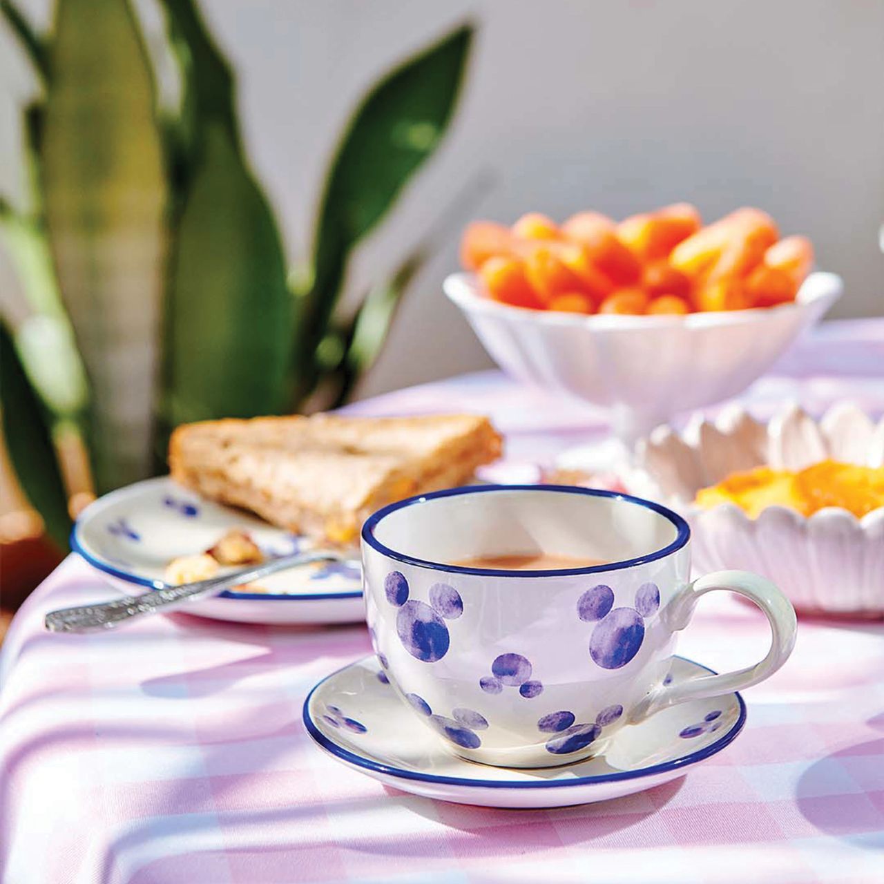 Add a dash of wonder and joy to any afternoon tea or your dining table with this beautiful teacup and saucer set. This 180ml stoneware set is dishwasher safe and is presented in a branded Disney Home kraft box.