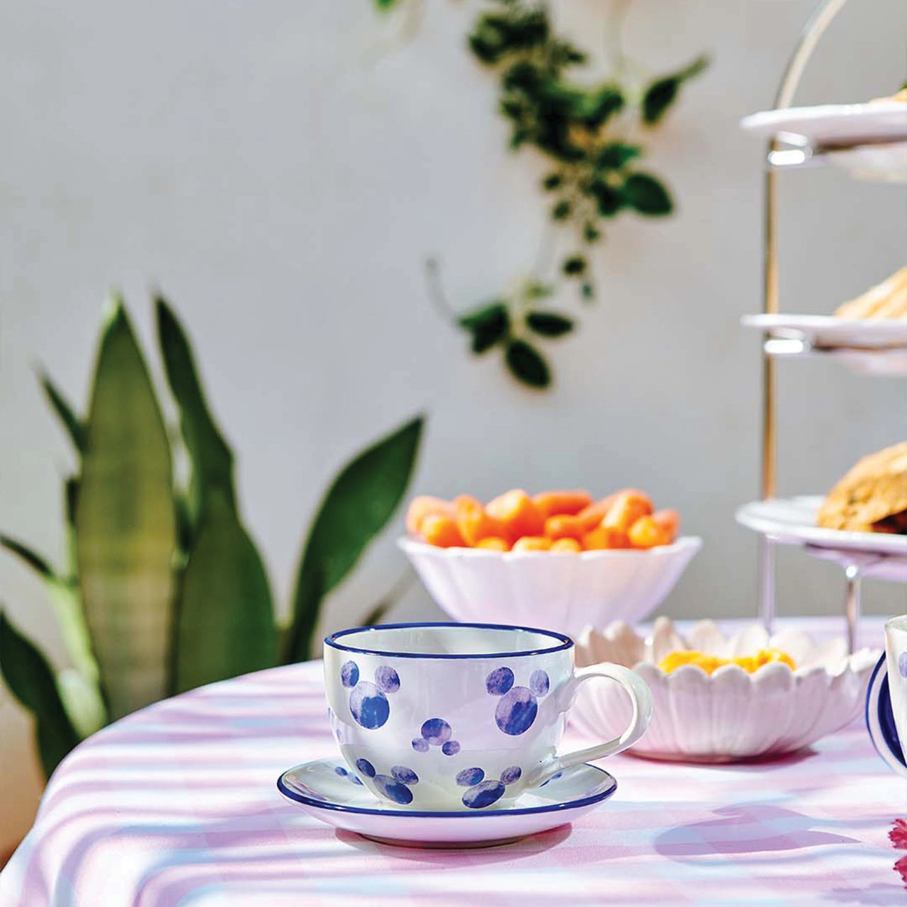 Add a dash of wonder and joy to any afternoon tea or your dining table with this beautiful teacup and saucer set. This 180ml stoneware set is dishwasher safe and is presented in a branded Disney Home kraft box.