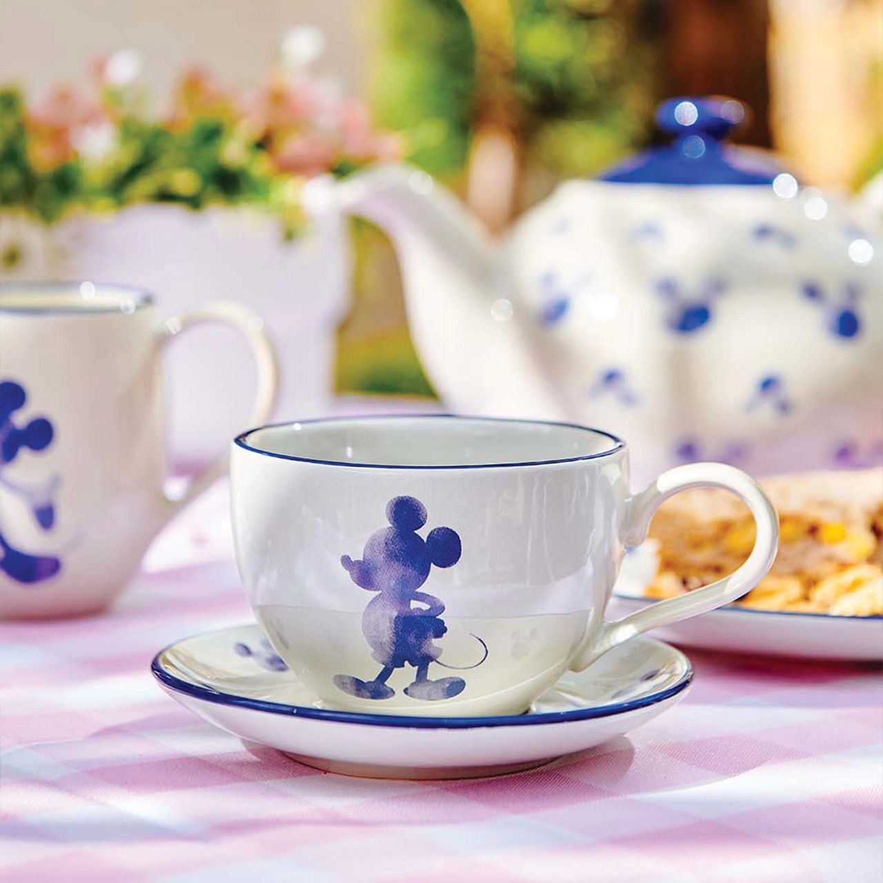 Add a dash of wonder and joy to any afternoon tea or your dining table with this beautiful teacup and saucer set. This 180ml stoneware set is dishwasher safe and is presented in a branded Disney Home kraft box.