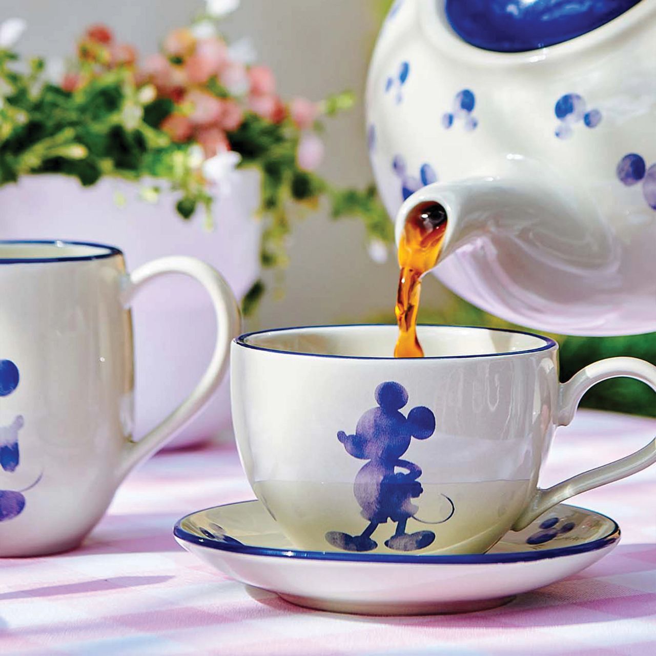 Add a dash of wonder and joy to any afternoon tea or your dining table with this beautiful teacup and saucer set. This 180ml stoneware set is dishwasher safe and is presented in a branded Disney Home kraft box.