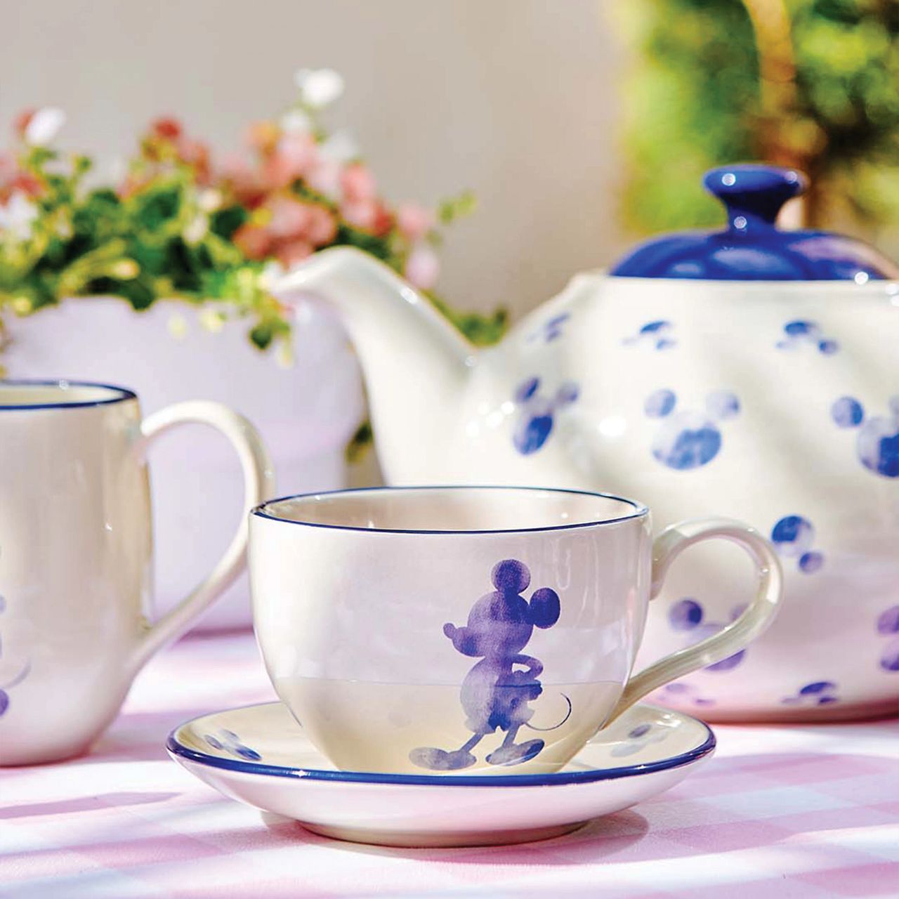 Bring the magic and wonder of Disney to your everyday living with our brand-new Disney Home collection. This stunning Mickey Mouse teapot will add fun and joy to any afternoon tea setting. This stoneware teapot has a capacity of 1250ml and is hand wash only.