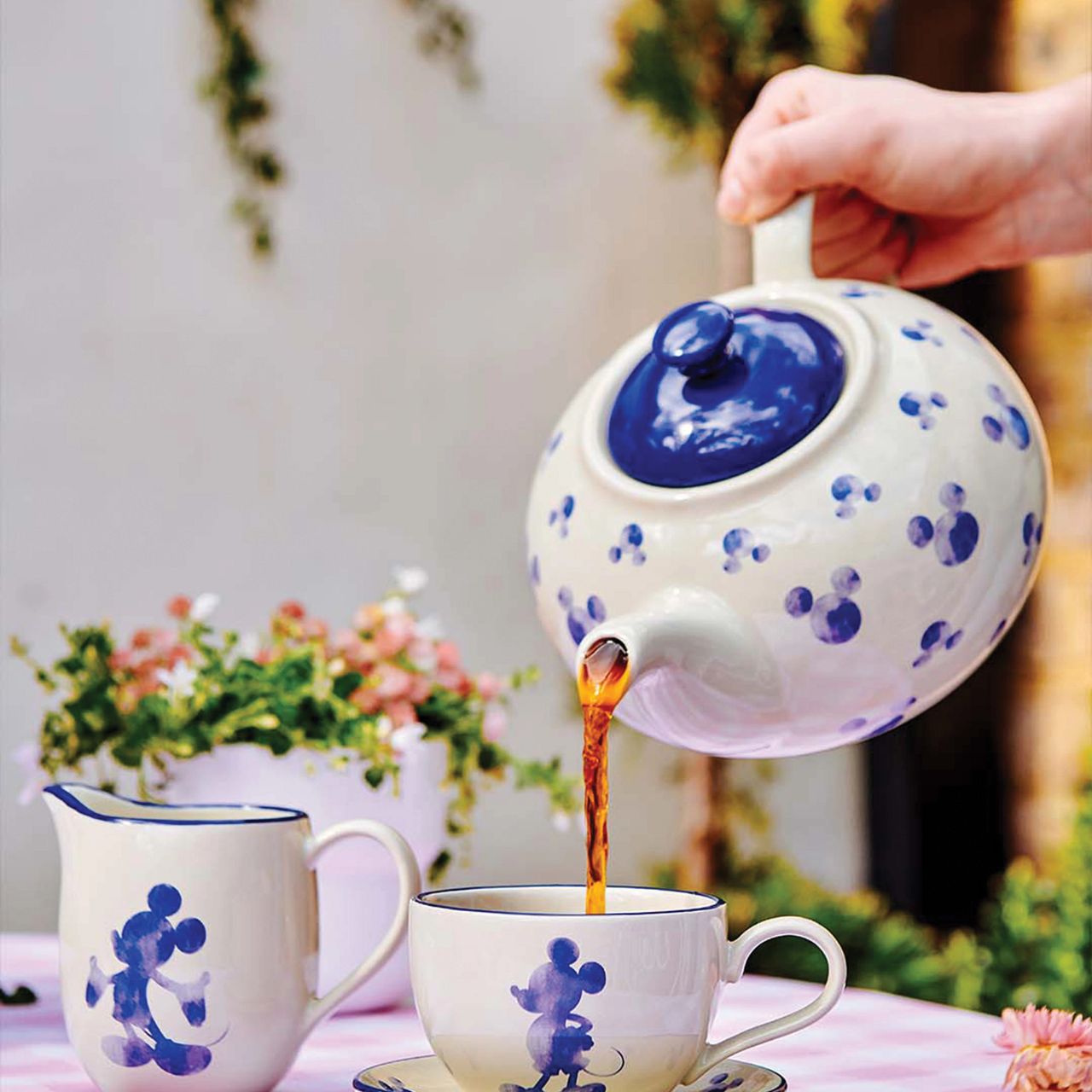 Bring the magic and wonder of Disney to your everyday living with our brand-new Disney Home collection. This stunning Mickey Mouse teapot will add fun and joy to any afternoon tea setting. This stoneware teapot has a capacity of 1250ml and is hand wash only.