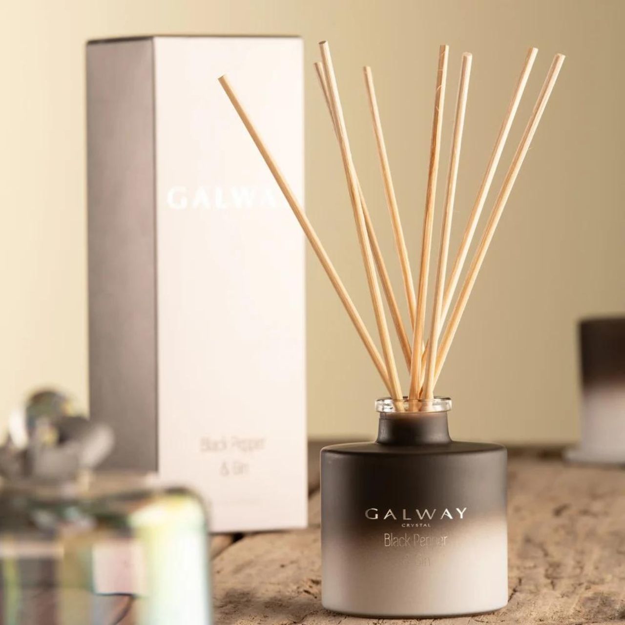 Traditional aromatic botanicals &amp; spicy black pepper are blended with notes of juniper berry &amp; bracing pine. Base notes of earthy musk bring this classic combination together to create a sparkling, crisp fragrance.