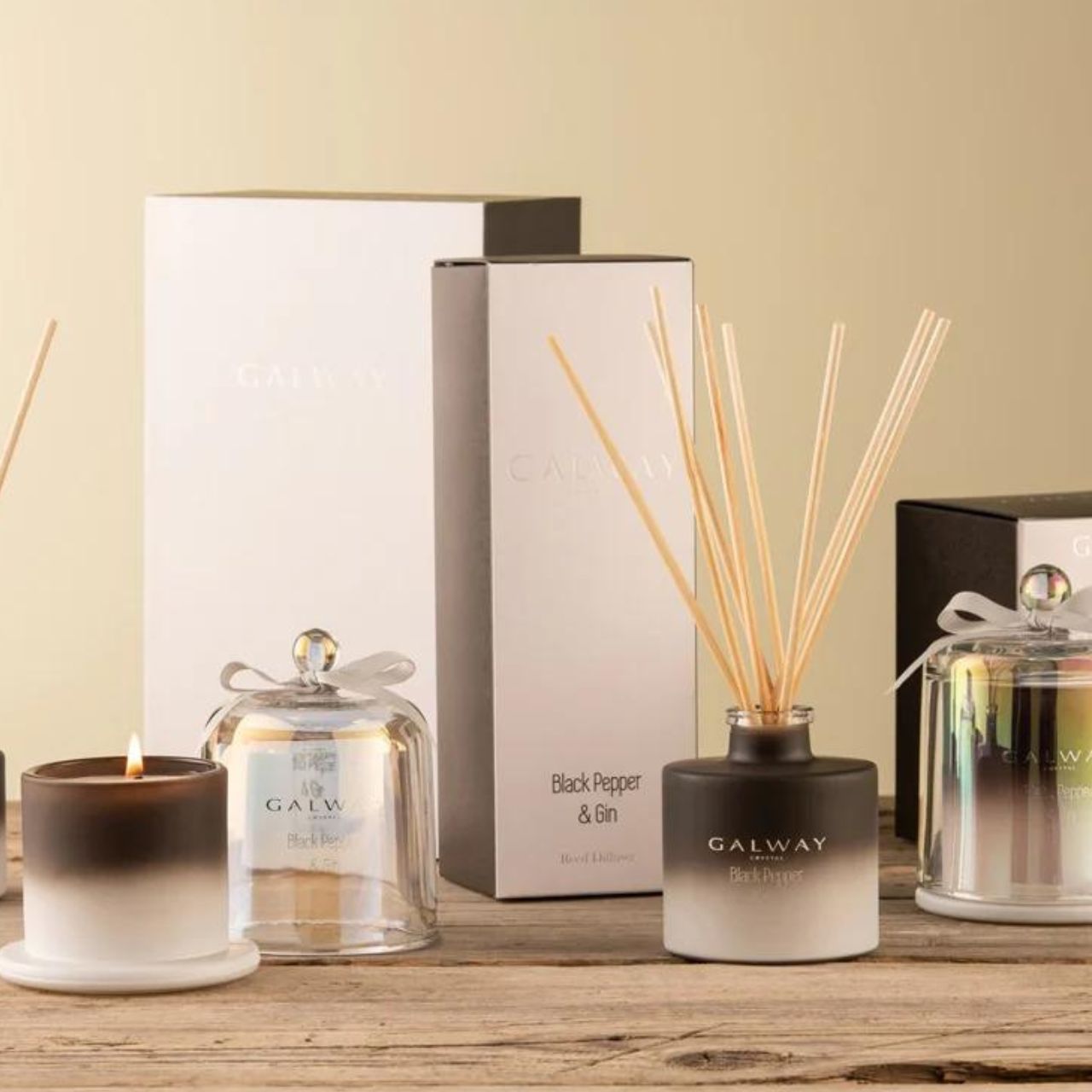 Traditional aromatic botanicals &amp; spicy black pepper are blended with notes of juniper berry &amp; bracing pine. Base notes of earthy musk bring this classic combination together to create a sparkling, crisp fragrance.