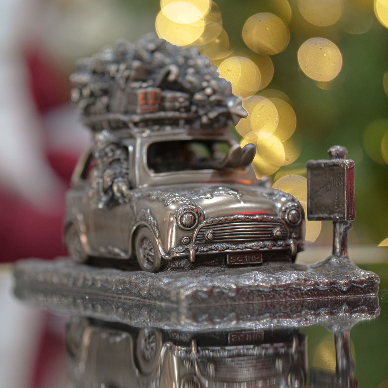 A stunning ornament that is sure to bring festive cheer to your home. This sculpture depicts a Santa driving a car to the north pole with a Christmas tree on the roof.