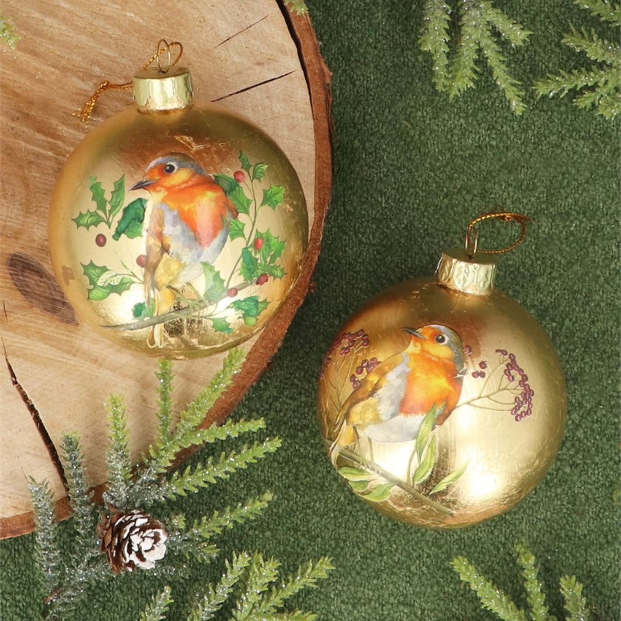 This stunning antique gold glass Christmas bauble from Gisela Graham features a delightful robin perched on top, adding a touch of festive charm to your decorations. The intricate design provides an elegant and unique look to any holiday display.