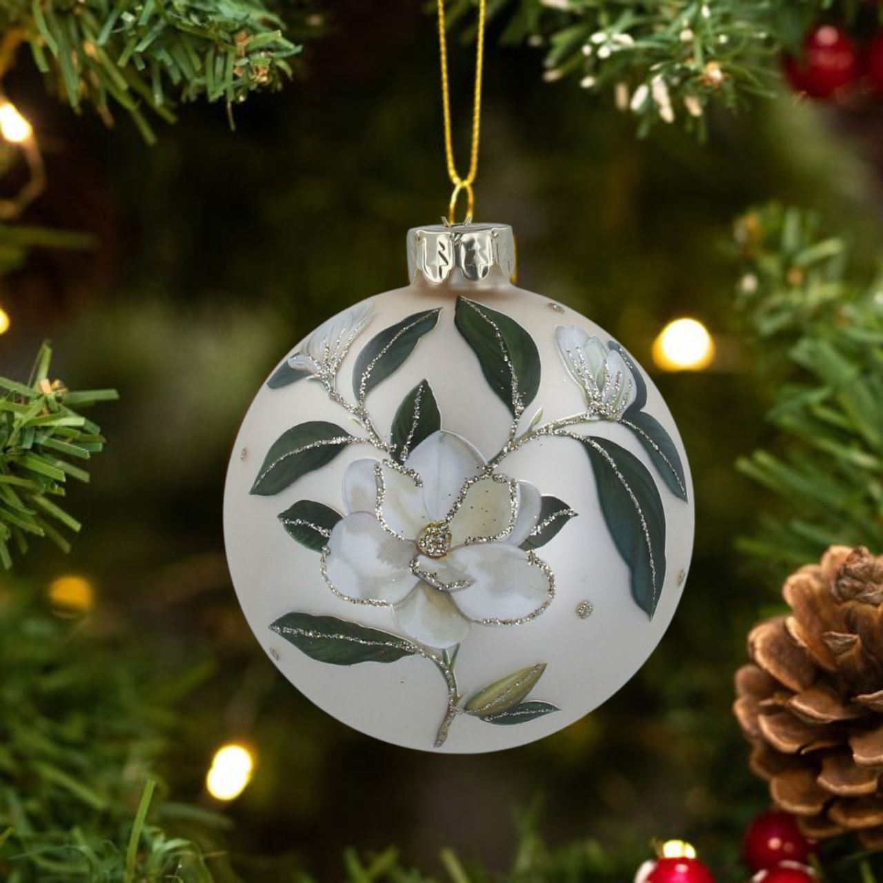 This Gisela Graham Matt Cream Magnolia Glass Christmas Bauble is perfect for decorating your tree this holiday season. Its smooth matt cream finish gives the perfect wintery touch and the intricate magnolia design adds a hint of nature for a truly unique look.