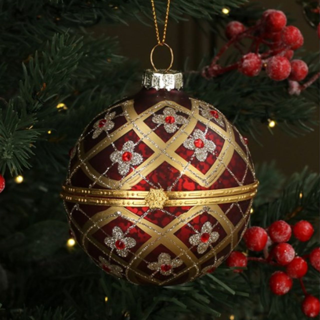 Show off your holiday spirit with this elegant Gisela Graham Red &amp; Gold Floral Trellis Christmas Bauble. This sparkling ornament features a gold trellis pattern with vibrant red accents for a pop of colour. An ideal choice for those seeking a unique ornament to add to their seasonal décor.