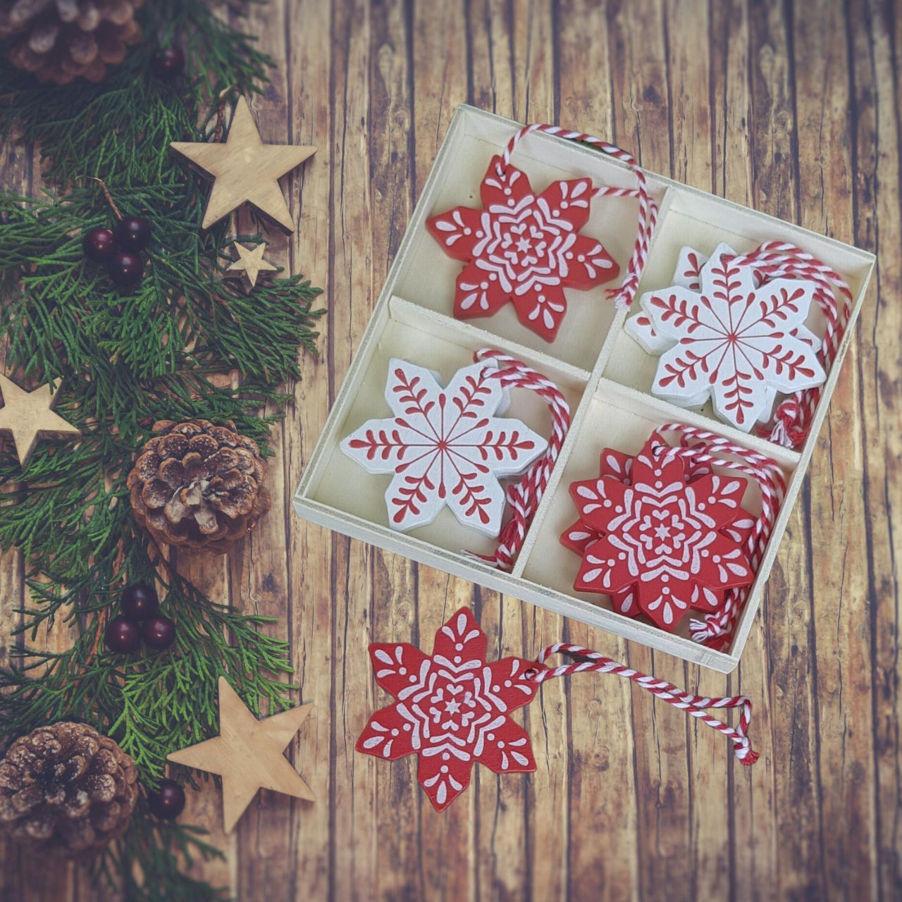 Gisela Graham Box of 8 Scandinavian Decorations - Red & White Snowflakes