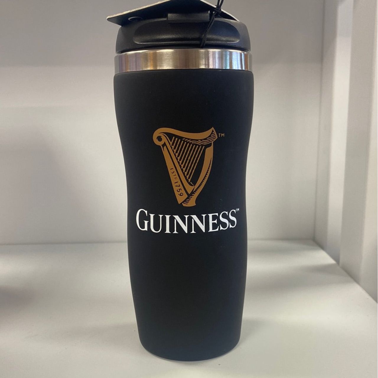 This Guinness Travel Mug Tumbler features a classic gold harp design. Its durable construction makes it perfect for on-the-go use, while its sleek design makes it a stylish accessory. Keep your beverages hot or cold for longer with this high-quality travel mug.