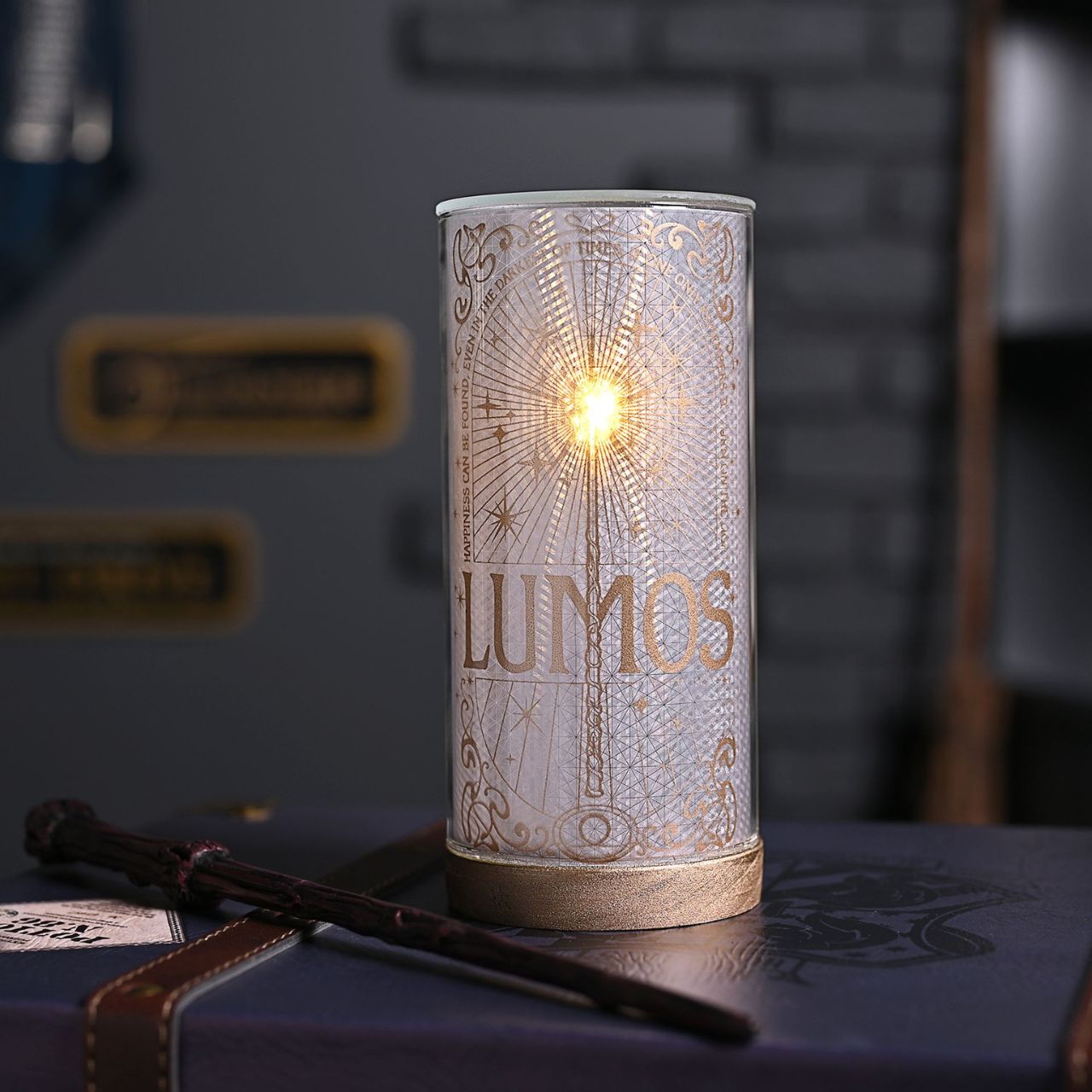 Harry Potter Alumni Tube Light - Lumos  A stunning LED light up tube from Harry Potter by WARNER BROS.  A unique and creative interpretation of one of the best-known spells “Lumos” from the Harry Potter books and films. Once uttered, the magical spell lights the tips of a wizard’s wand.