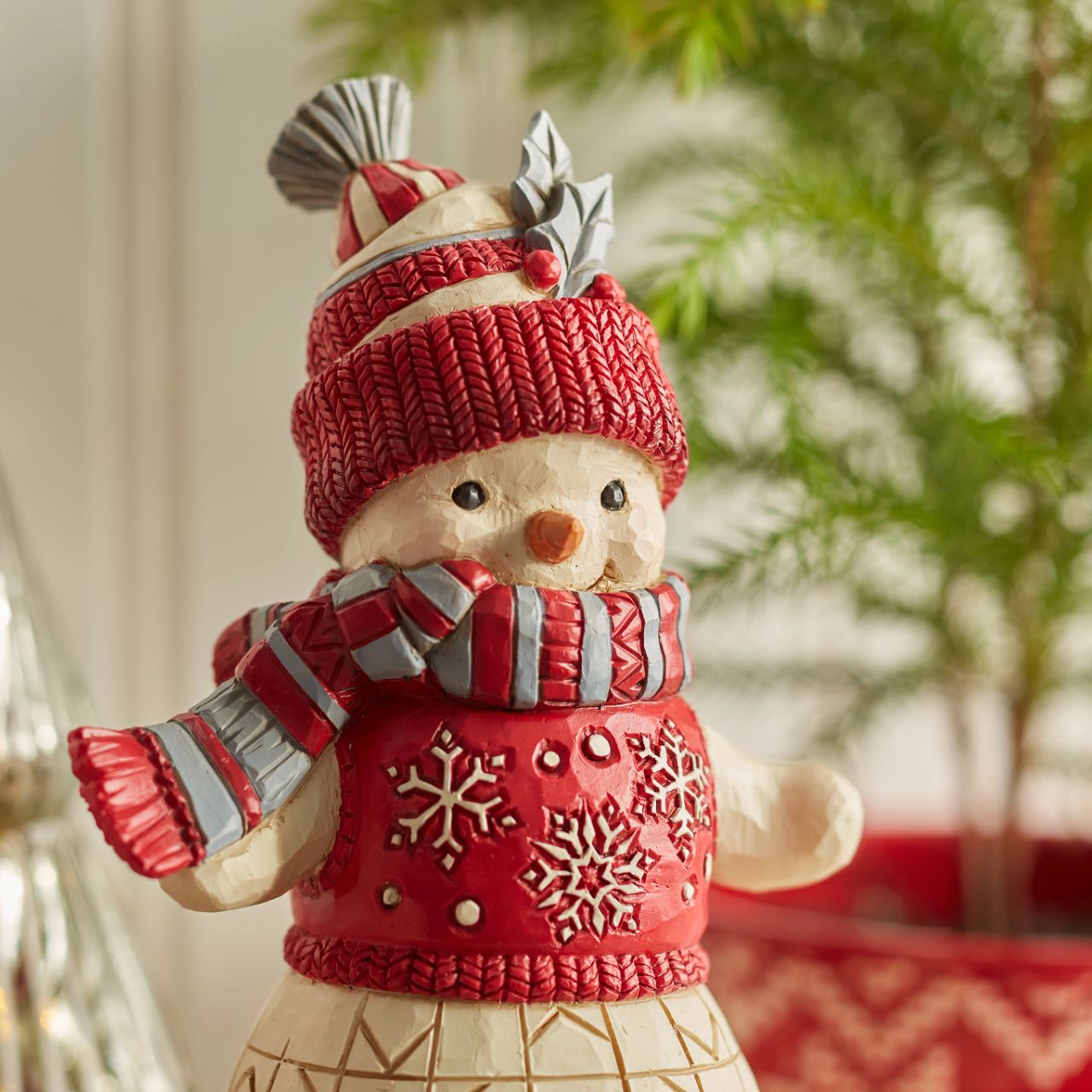 Hand crafted from high quality cast stone and comes in fully branded packaging. This Snowman is wrapped up tight against the winter chill. Created as a part of the Nordic Noel collection from Heartwood Creek by Jim Shore.