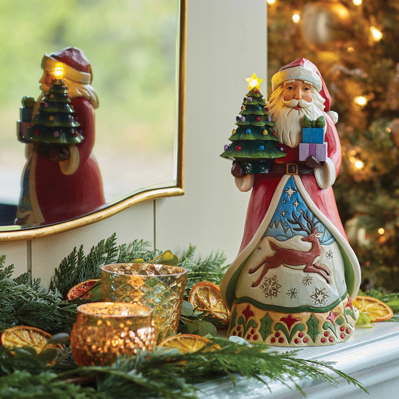 This impressive Santa figurine features a vintage style LED lit Christmas tree - perfect for any festive display. Batteries, not included. Part of the Heartwood Creek collection from Jim Shore. Comes in fully branded packaging.