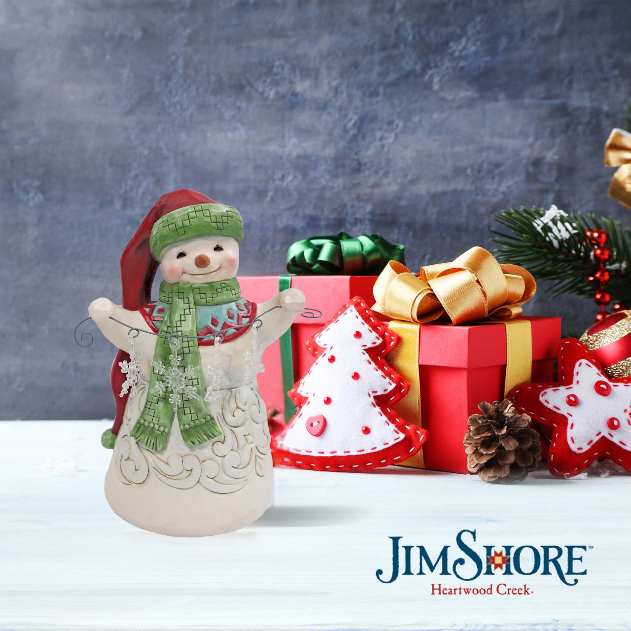 Celebrating the festive period, this Snowman is the perfect addition to any Christmas display. Comes from the Heartwood Creek collection by Jim Shore. Arrives in fully branded packaging.