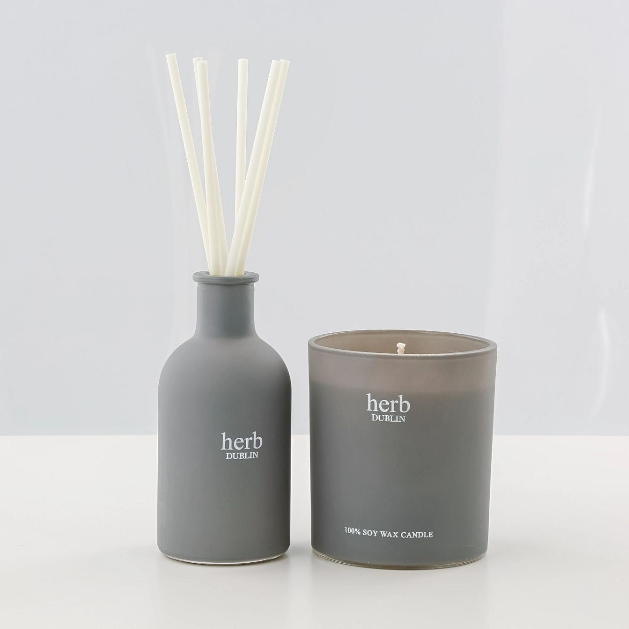 A gorgeous candle a real yogi favourite all the gorgeous citrus elements of lemongrass combined with a gorgeous ginger twist. A great scent to awaken the senses. Lovely candle to burn during mediation, yoga or just reading a book. Natural wax candle with flowers and herbs from Irish gardens.