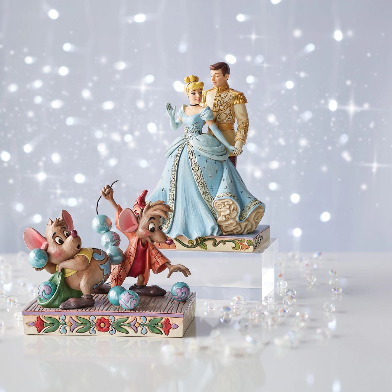 Ahead of Cinderella's 75th Anniversary in 2025, we have Gus & Jaq helping thread Cinderella's pearls. With a pearlised finish and intricate details, this is the perfect gift for any Disney fan. Comes in a fully branded gift box.