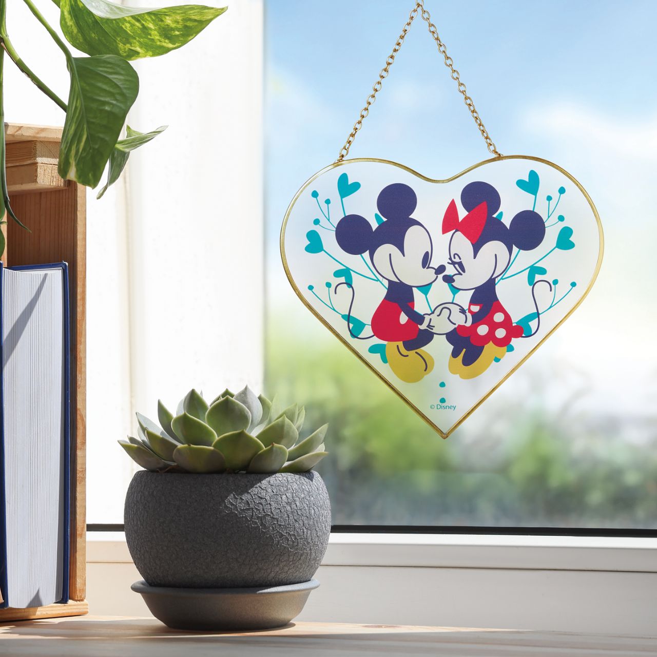 Brighten up your garden with the Mickey and Minnie Suncatcher by Disney Garden. Featuring the iconic couple, this delightful suncatcher sparkles in the sunlight, adding a whimsical charm to any outdoor space. Perfect for Disney enthusiasts and garden lovers, it brings a touch of magic and joy to your everyday view.