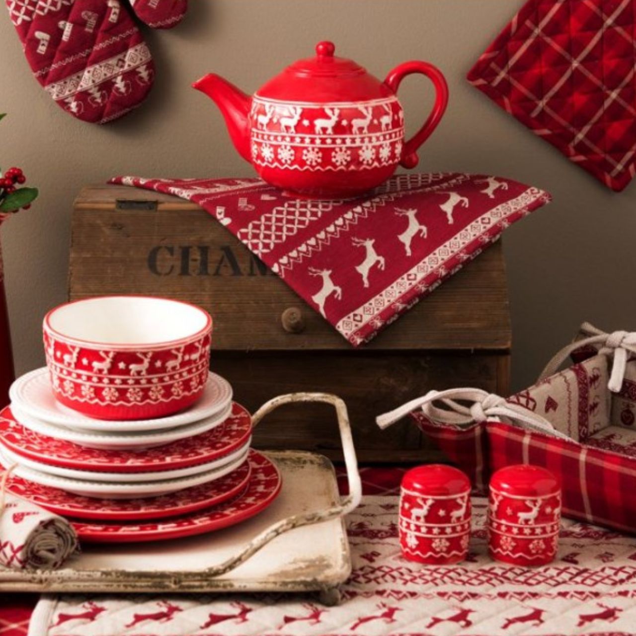 A Norwegian Christmas has a lot of traditions. This textile series fits in perfectly. The colour red, the checkered pattern and the use of typical Christmas illustrations gets you in the Christmas spirit. Traditional at its best! Preparing the Christmas table has never been so easy and extensive. You can also prepare dinner in style with the matching kitchen aprons, kitchen towels, potholders, and oven gloves. Have yourself a merry little Christmas.