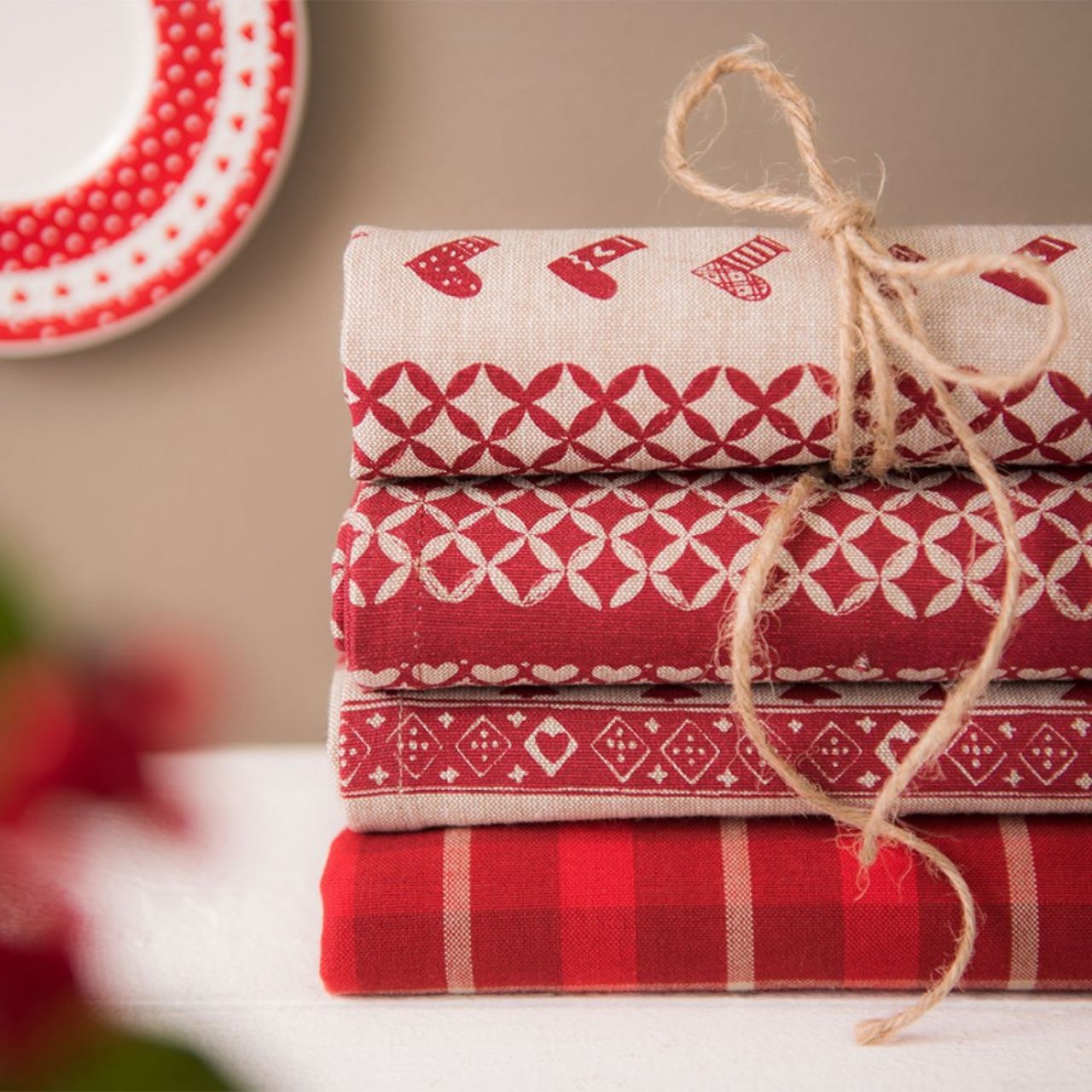 A Norwegian Christmas has a lot of traditions. This textile series fits in perfectly. The colour red, the checkered pattern and the use of typical Christmas illustrations gets you in the Christmas spirit. Traditional at its best! Preparing the Christmas table has never been so easy and extensive. You can also prepare dinner in style with the matching kitchen aprons, kitchen towels, potholders, and oven gloves. Have yourself a merry little Christmas.