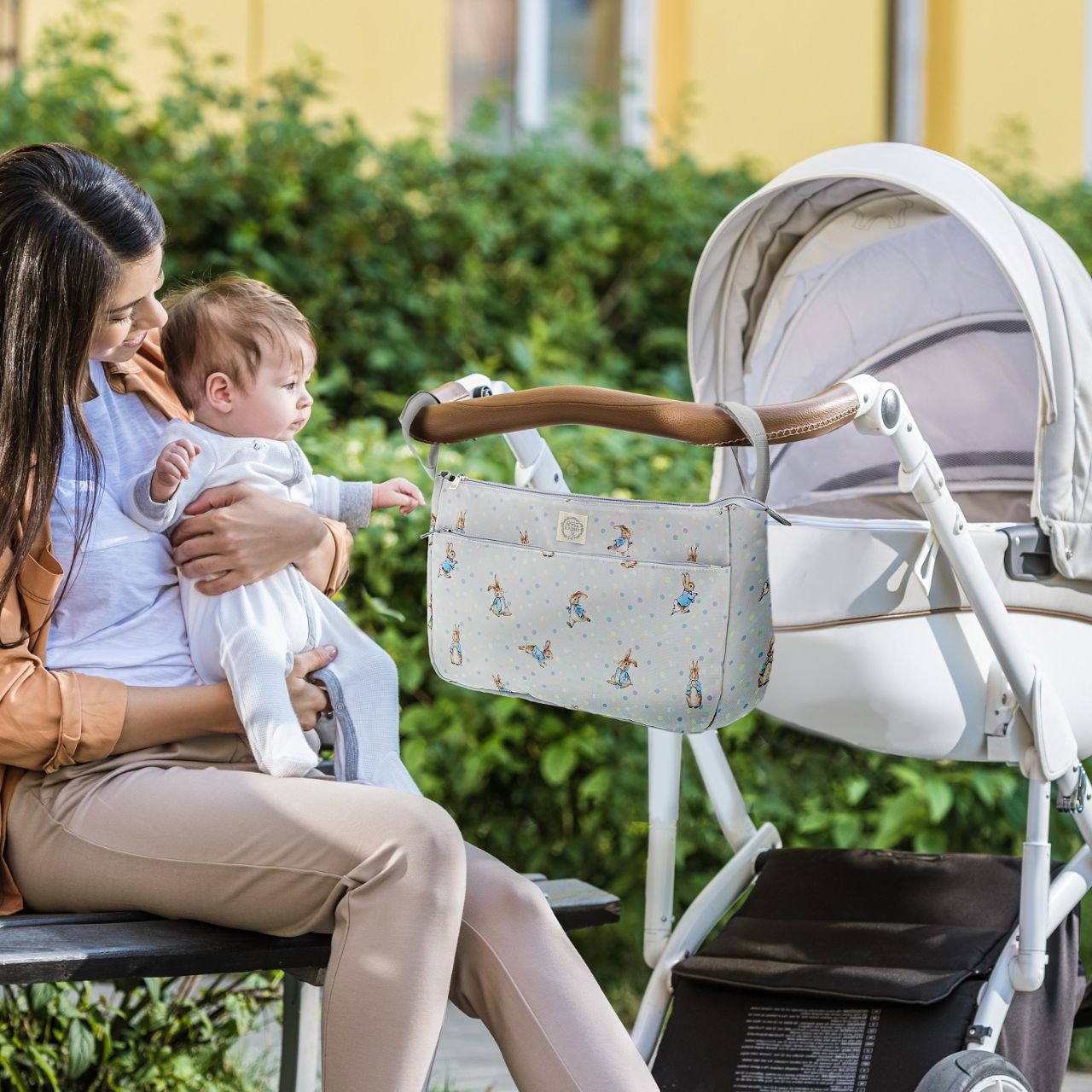 Designed with you in mind, this Peter Rabbit Pram Organiser provides the perfect solution to all you and your babies on the essentials. The sturdy integrated Velcro straps easily attach to your pram - perfect for quick trips out and about.