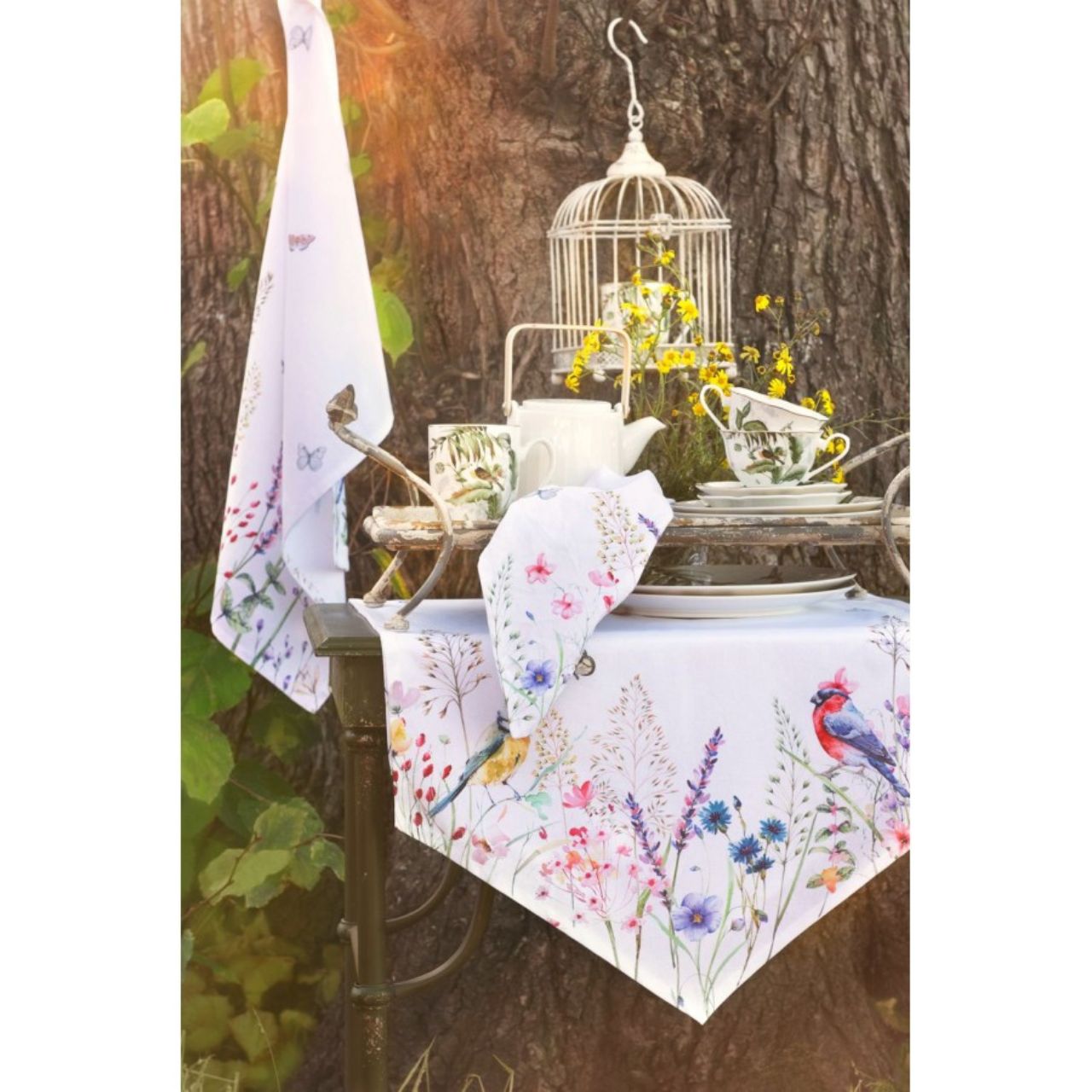 This table runner from the Clayre &amp; Eef brand is a true addition to your dining table thanks to the unique motif. It creates a warm atmosphere while eating and is of course practical to use. The table runner is made of 100% cotton and feels wonderful to the touch. 