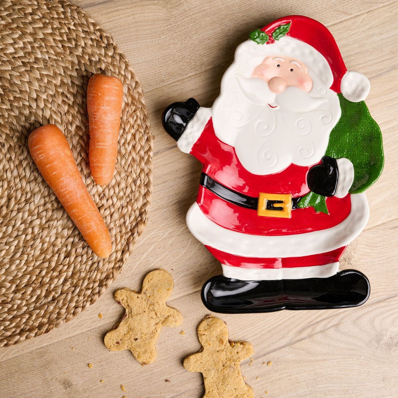 Santa, in his iconic red, white, and black ensemble, graces the entire plate, adorned with a gold belt buckle that adds a touch of elegance. Carrying a vibrant green sack of presents over his shoulder, Santa's cheerful demeanour radiates Christmas spirit.