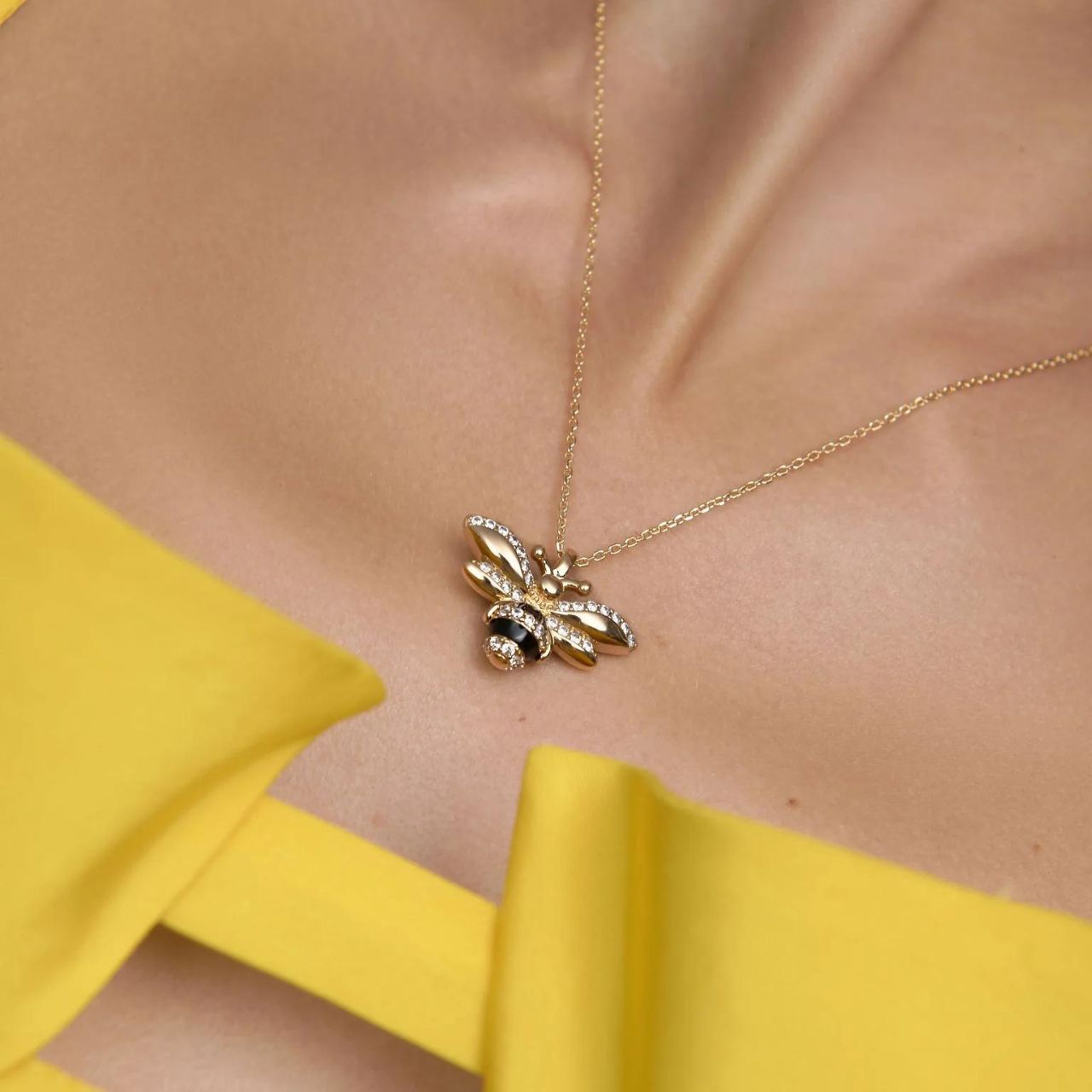 This Tipperary Bee Yellow Gold CZ Insert Pendant adds a splash of sophistication to any look. Expertly crafted from yellow gold, this unique pendant features a detailed bee motif and a CZ stone in a bezel-cut setting for an extra luxe touch. Make a statement with this modern and eye-catching piece.