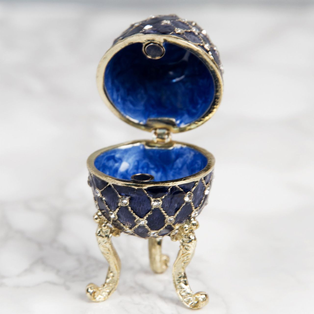 Painted in a resplendent blue colour with stunning gold and crystal patterns, this trinket box is a wonderful ornament to complement a mantelpiece, bookcase or cabinet.