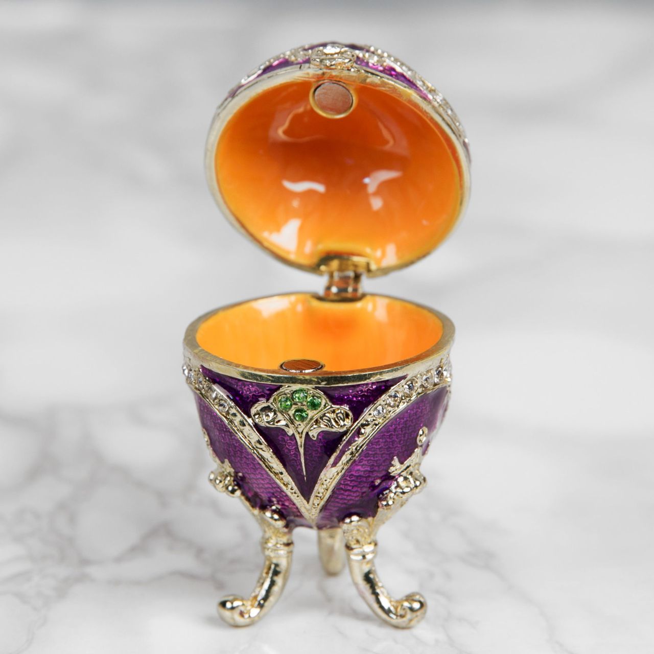 Painted in a resplendent purple colour with stunning gold and crystal patterns, this trinket box is a wonderful ornament to complement a mantelpiece, bookcase or cabinet.