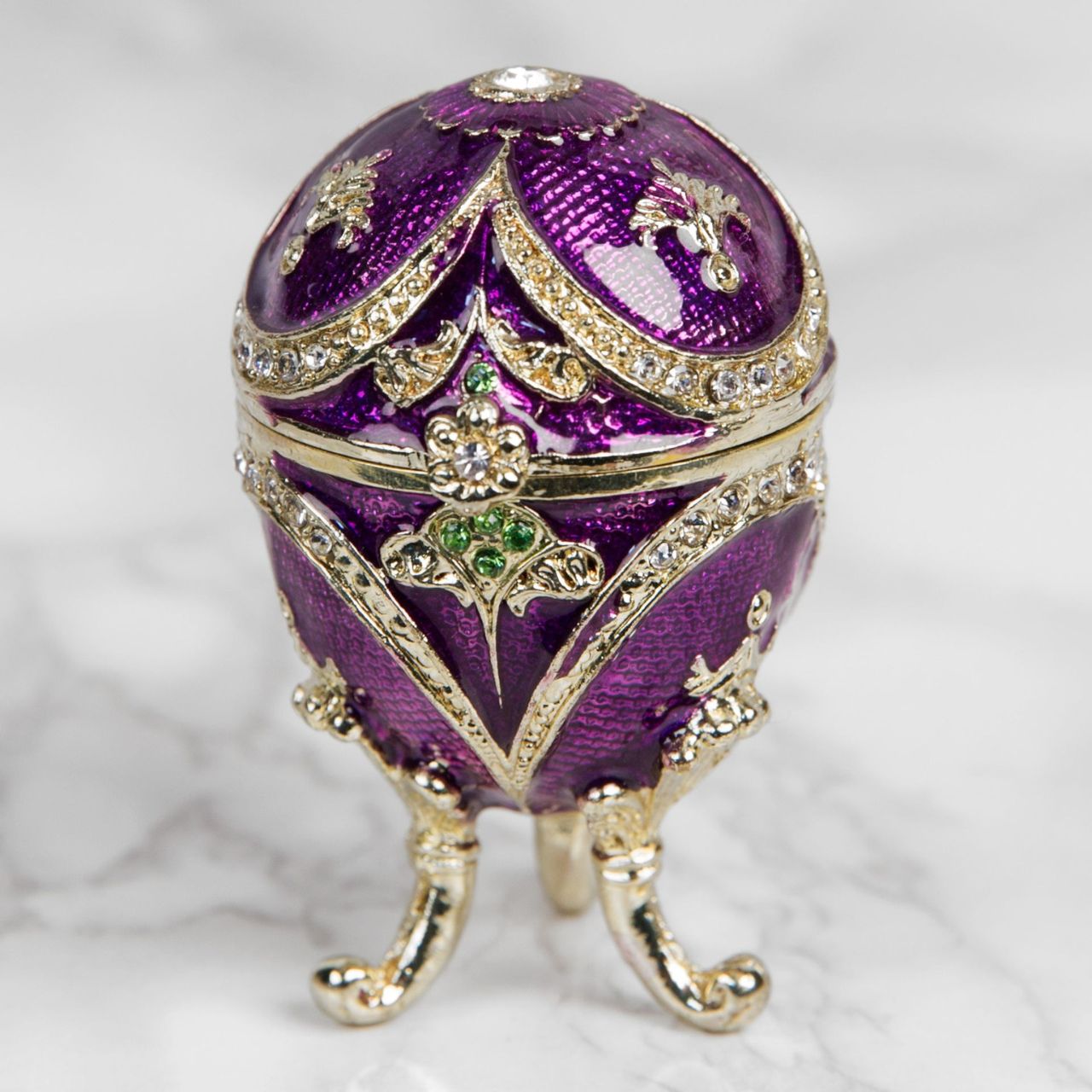 Painted in a resplendent purple colour with stunning gold and crystal patterns, this trinket box is a wonderful ornament to complement a mantelpiece, bookcase or cabinet.